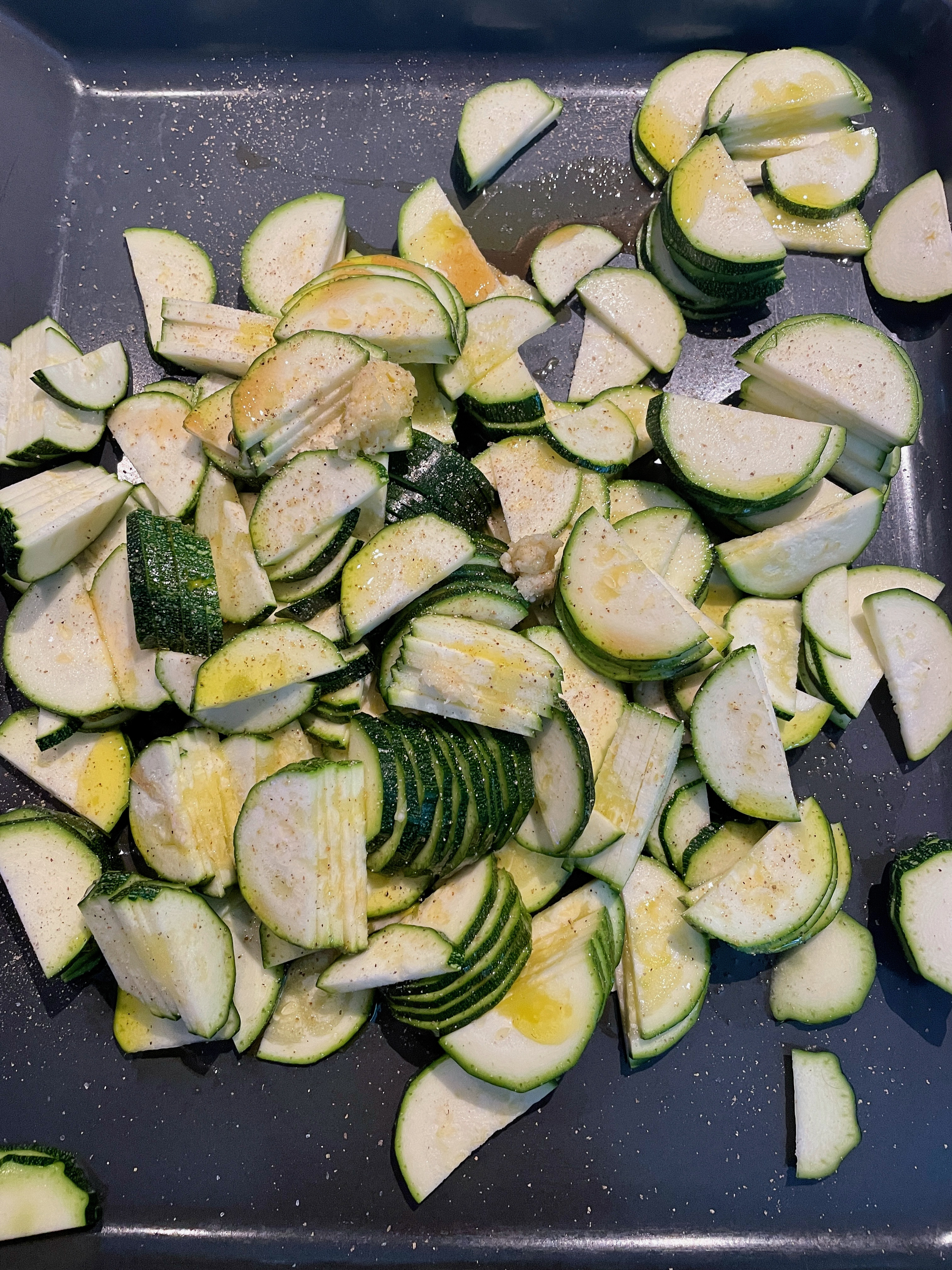 Penne sauce tomates aux courgettes et radis marinés