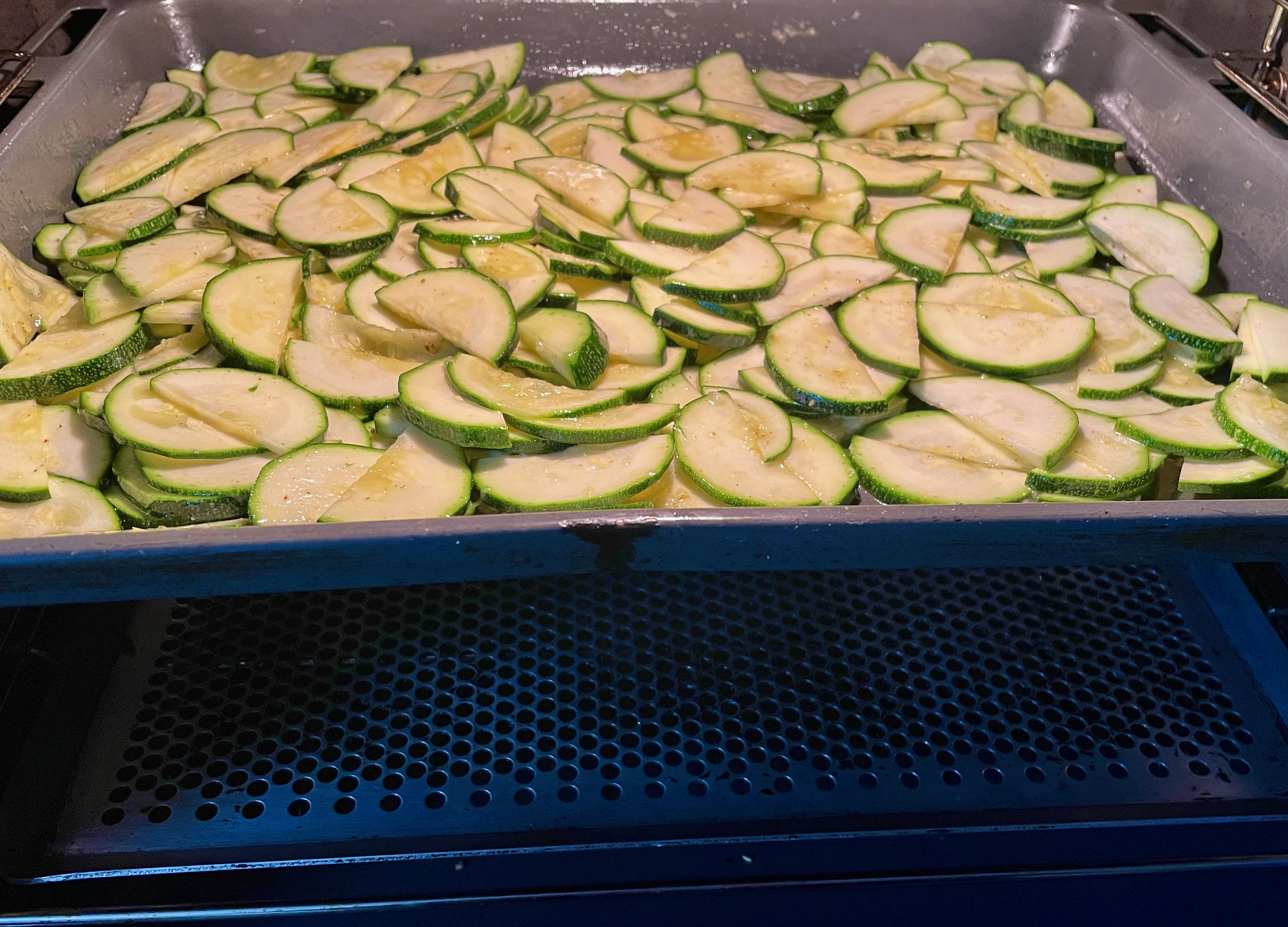 Penne sauce tomates aux courgettes et radis marinés