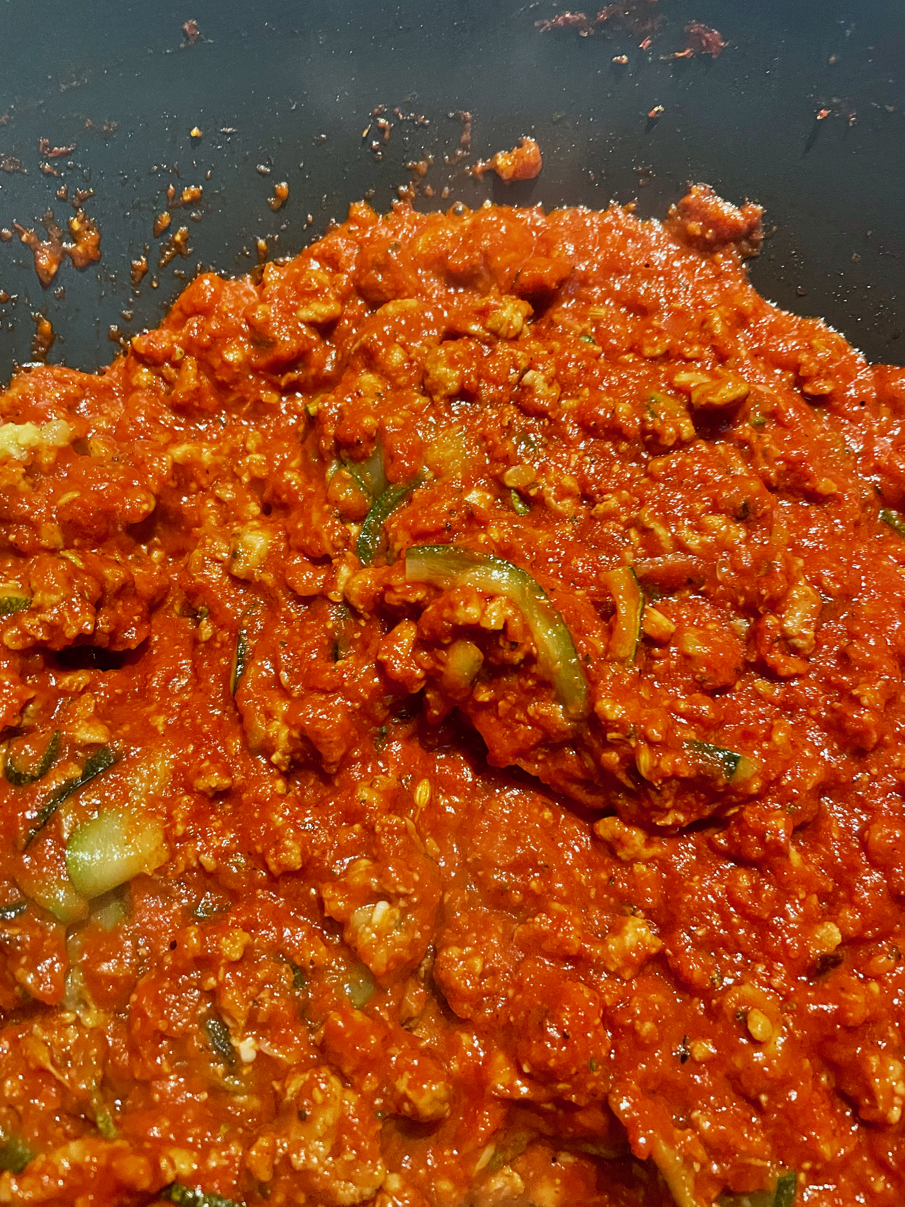 Penne sauce tomates aux courgettes et radis marinés