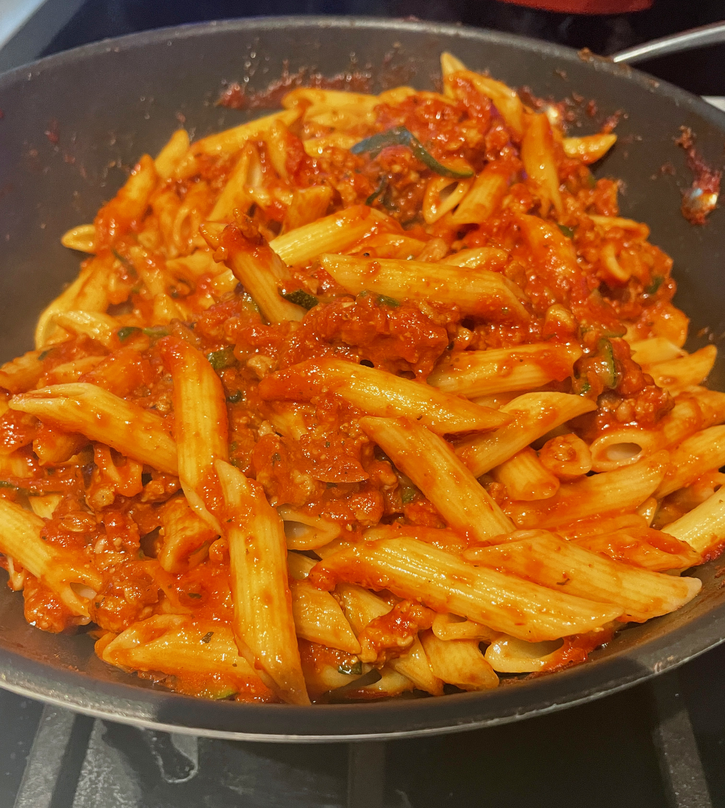 Penne sauce tomates aux courgettes et radis marinés
