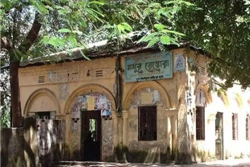 হামলা চলেছে ঢাকা বিশ্ববিদ্যালয়ের জনপ্রিয় মধুর ক্যান্টিনে