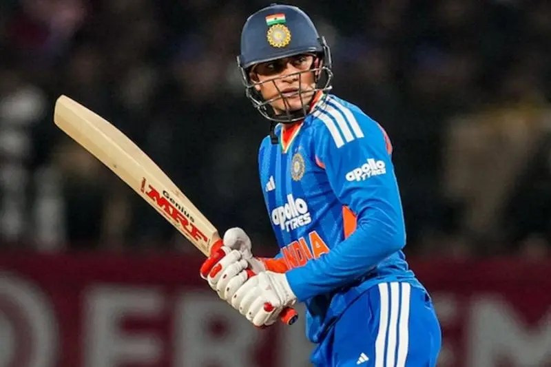 সমালোচনা থেকে বাঁচতেই কি চোটকে ঢাল? গিল নিয়ে চলছে সাসপেন্স