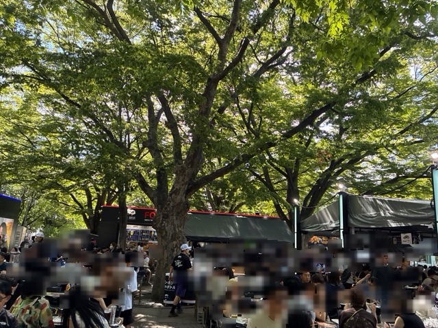 札幌大通りビアガーデン の大通公園西6丁目の木陰の「ASAHI SUPER DRY BEER PARK」