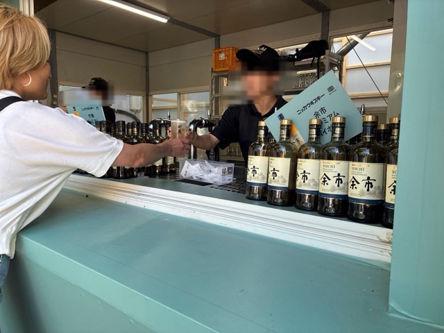 札幌大通りビアガーデン の大通公園西6丁目の「ASAHI SUPER DRY BEER PARK」のNIKKA STANDの受渡