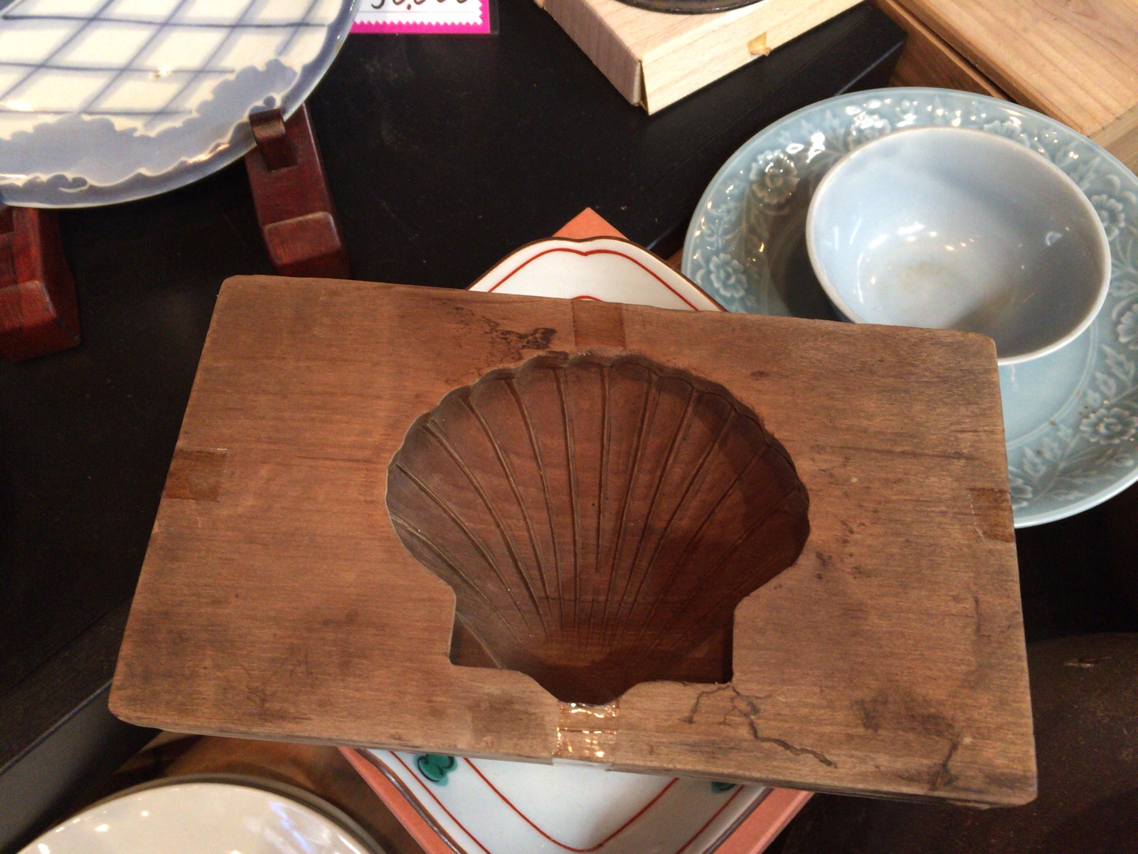 佐渡｜両津の骨董品の店「海楼社」で見つけたおこし型の木型が立派だっ