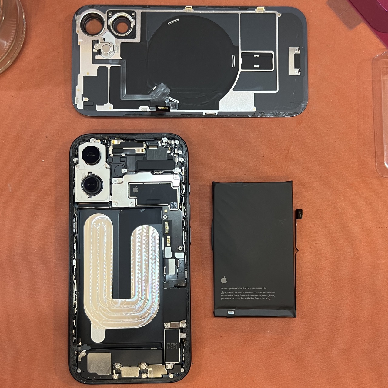 iPhone 16 バッテリー膨張で動作しない バッテリー交換 – minamo