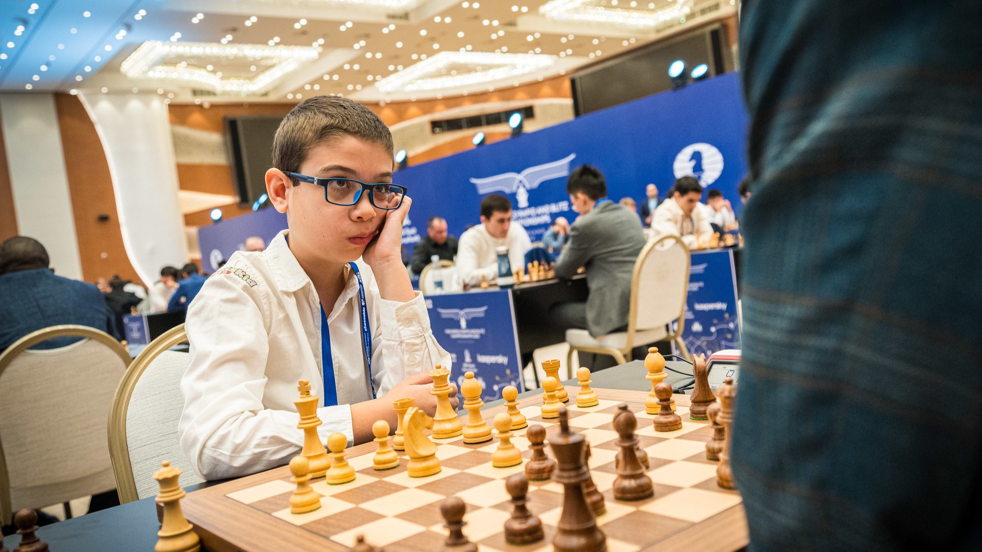 Connu sous le nom de « Messi des échecs », il a remporté le tournoi «Legends & Prodigies» à Madrid (Espagne) la semaine dernière. Il a ainsi obtenu sa première norme de grand maître (GM) sur les trois requises pour remporter le titre. Mais, qui est donc ce petit prodige argentin de 11 ans surnommé le «Messi des échecs» ?