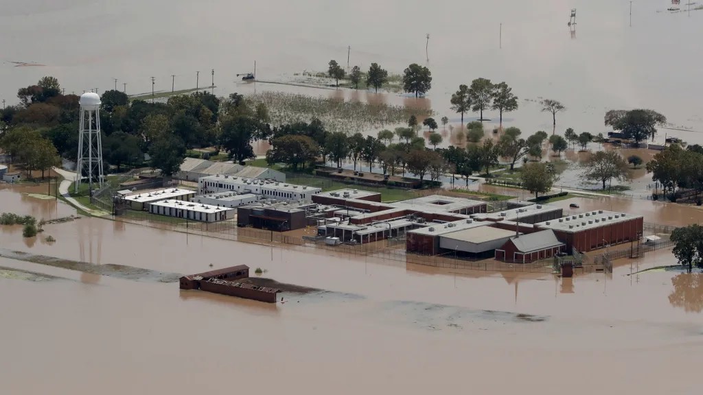 Image accompanying: Even in disaster zones, many prisons and jails lack evacuation procedures