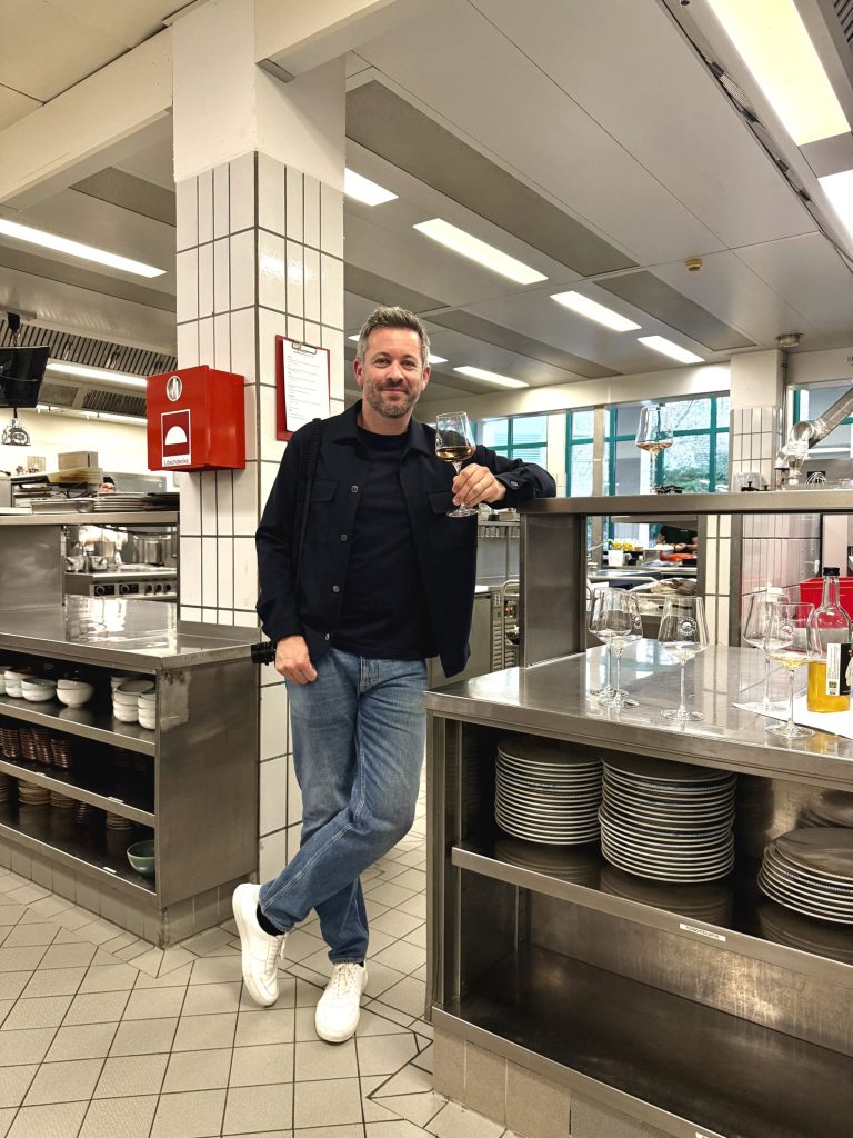 Jan Hartmann während des Küchencocktails mit Küchenchef Helmuth Gangl in der Küche des Reiters Supreme