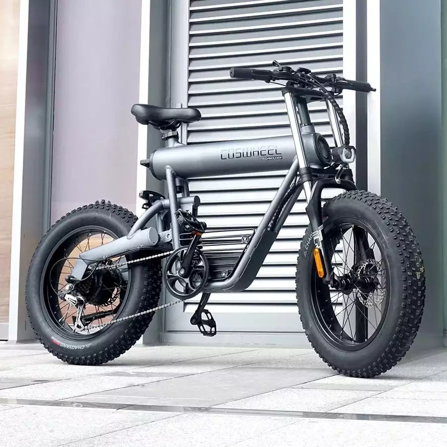 Hall elektriline fatbike, millel on paksud rehvid ja mugav iste.