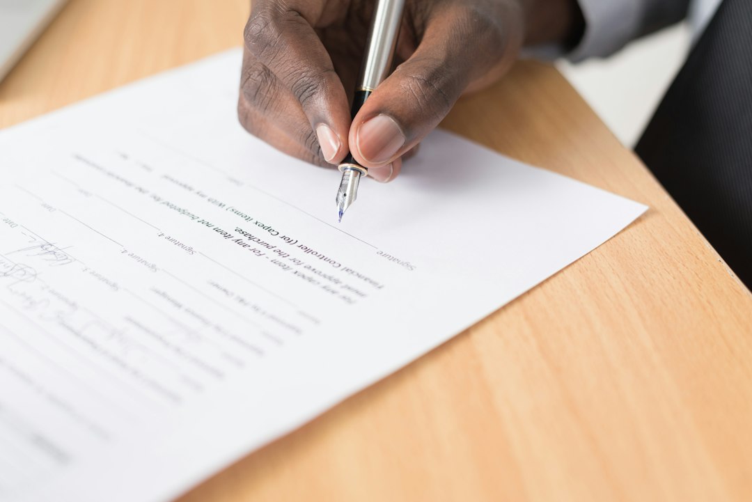 Changer le titulaire d&rsquo;un nom de domaine : procédure complète et points de vigilance