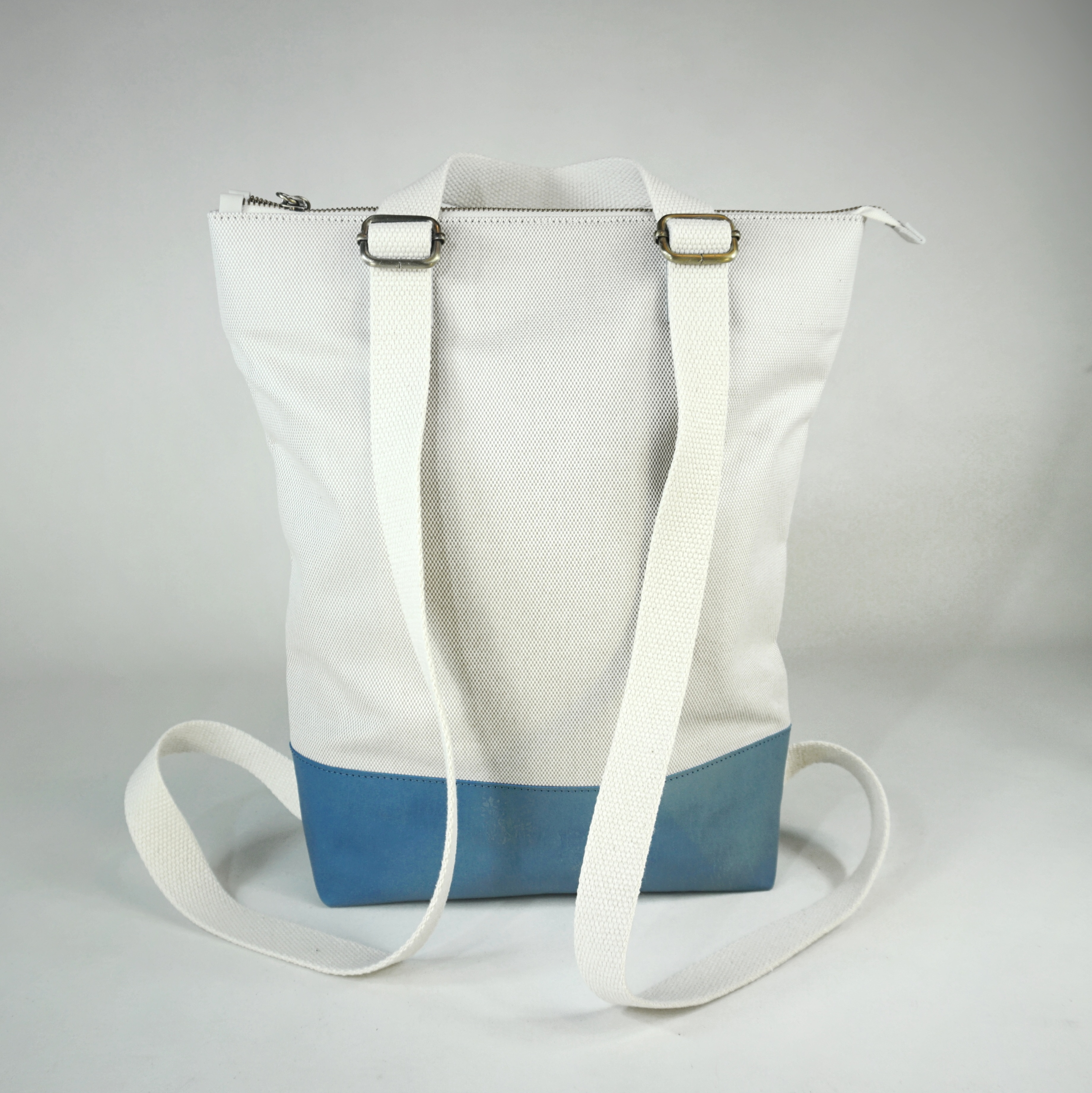 Zaino Invicta Active In Ecopoliestere - 25 Litri Per Sport, Scuola E Tempo Libero, Grigio, Con Porta PC E Tante Tasche