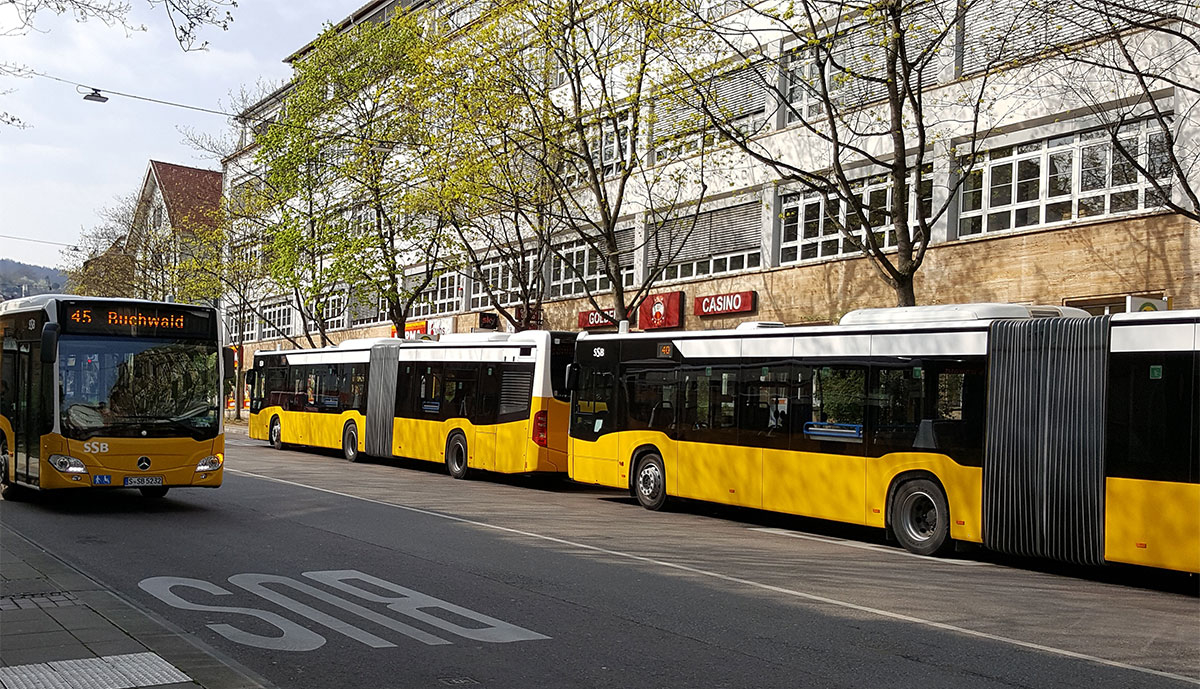 Gespenstisch wirken die verbrannten gehäuse der . Stuttgarter Feuerwehr Zur Loschung Von E Bussen Ecomento De
