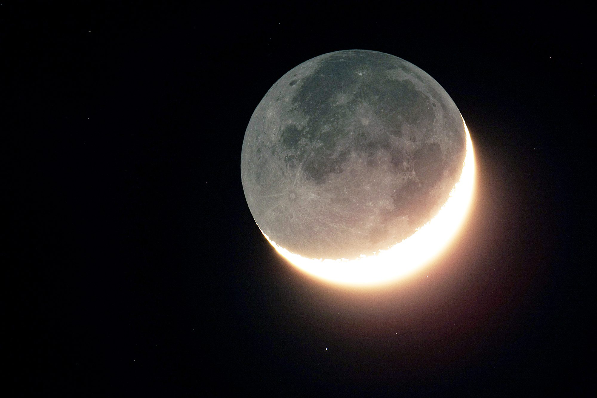 Cómo ver el 'resplandor de Da Vinci' que ilumina la luna creciente esta