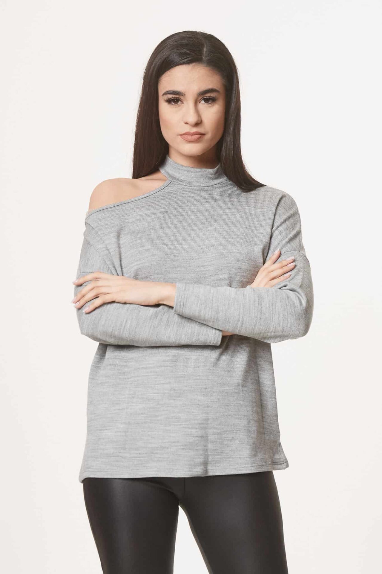 ΜΠΛΟΥΖΑ ΜΕ ΕΝΑΝ ΩΜΟ ΓΚΡΙ
