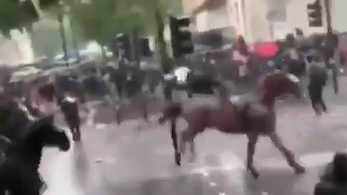 VIDEO: Londoni mässu maha suruma läinud naispolitseinik sai raskelt vigastada (NB! Nõrganärvilistele mittesoovitav)