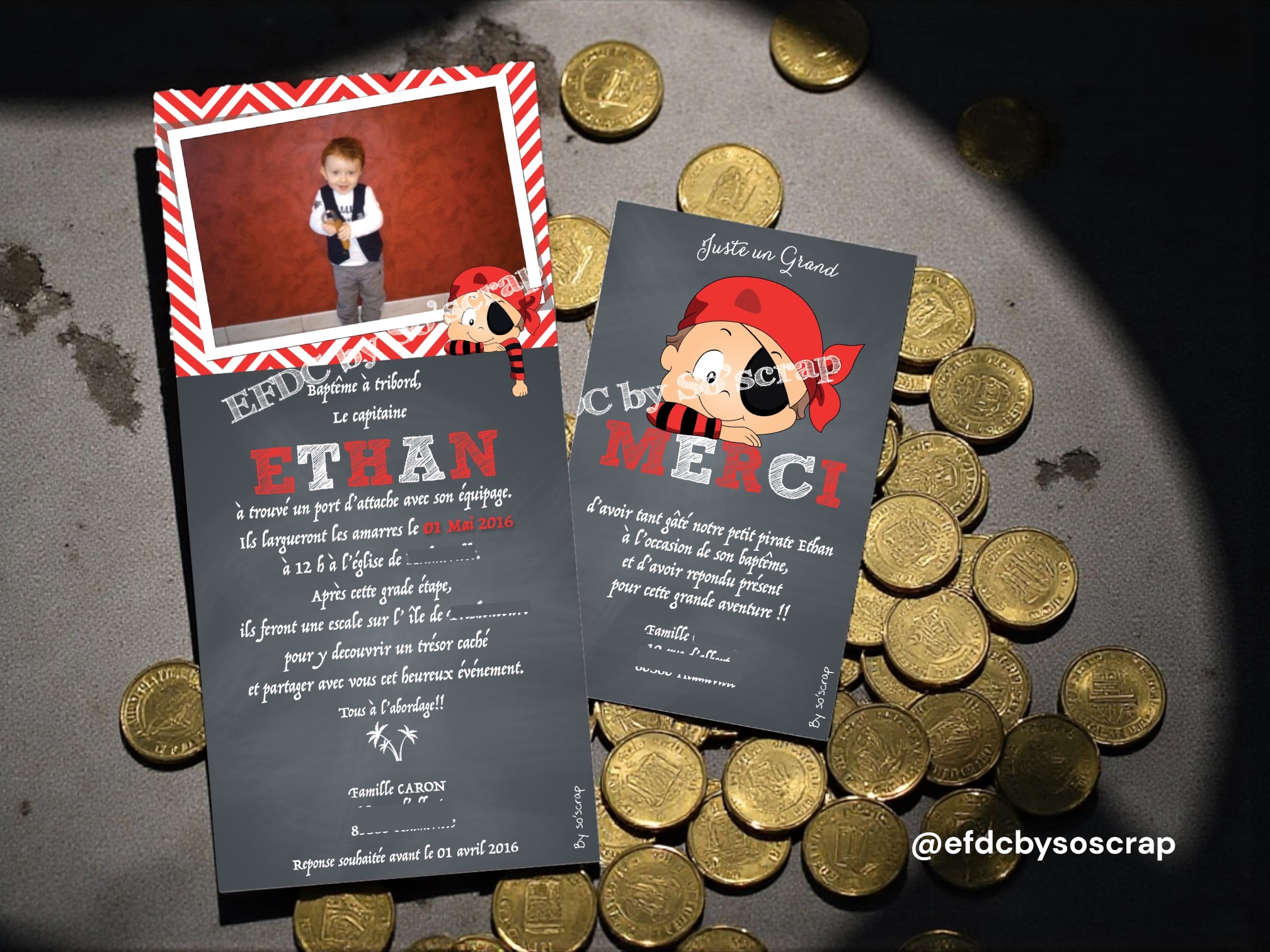 Papeterie baptême pirate : invitation personnalisée avec photo et carte de remerciement sur des pièces d'or.