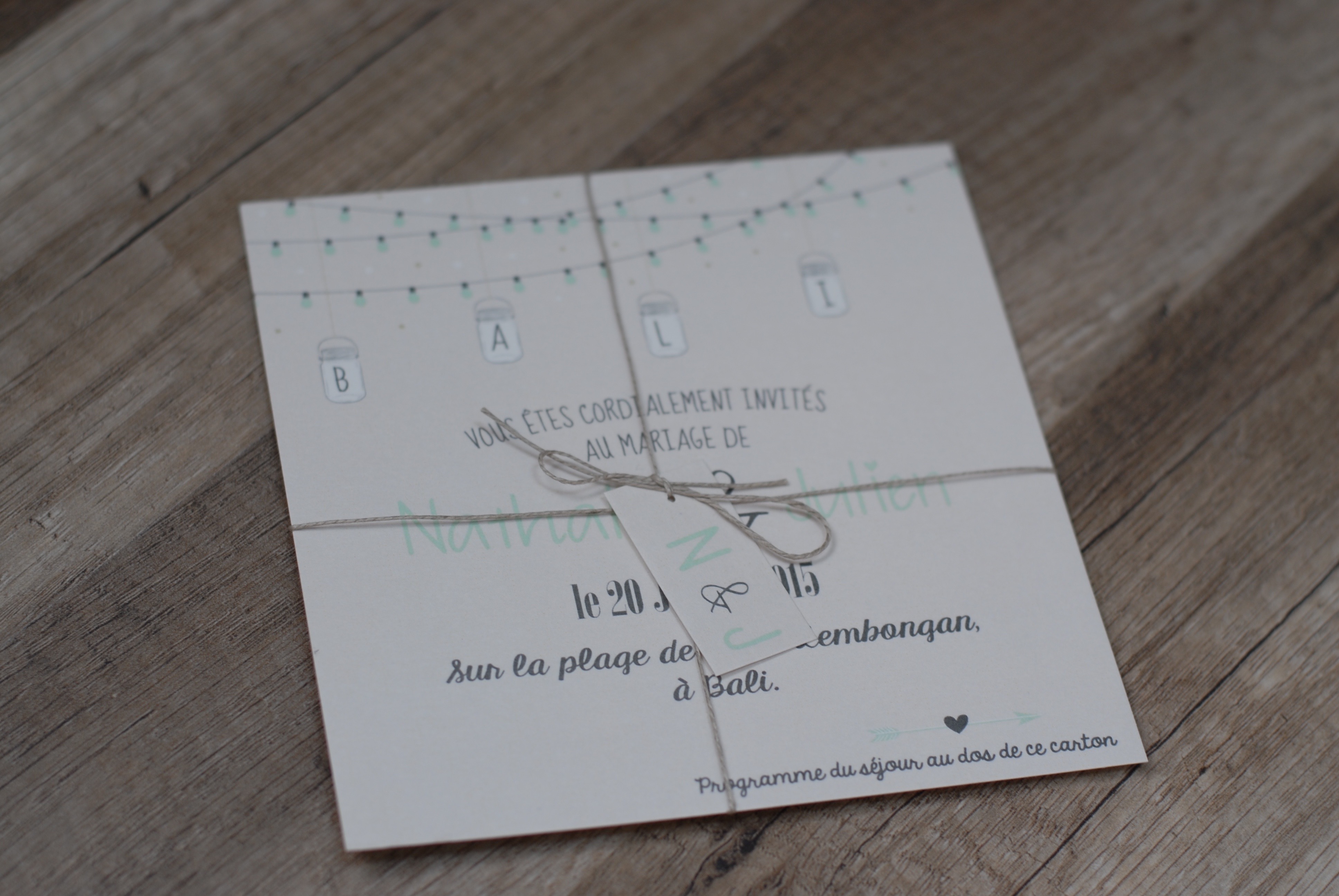 photo du faire part et invitation de mariage thème voyage à Bali recto verso avec étiquette à bagage initiales des mariés création signée EFDC by So'scrap