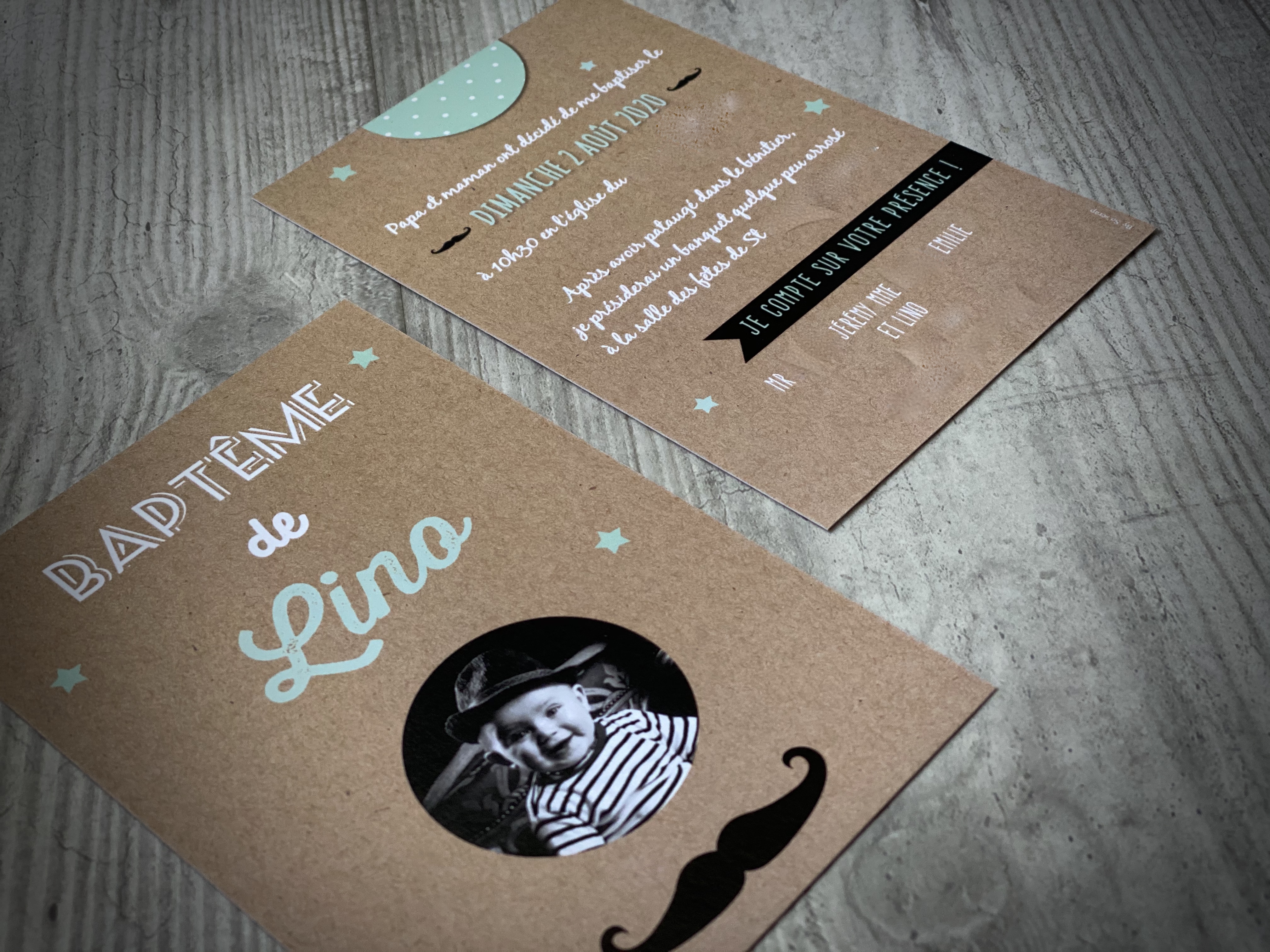 invitation papeterie carterie faire part de baptême recto verso 10x15cm impression fond type kraft #efdcbysoscrap à personnaliser texte couleur et photo étoiles moustache création originale et sur mesure