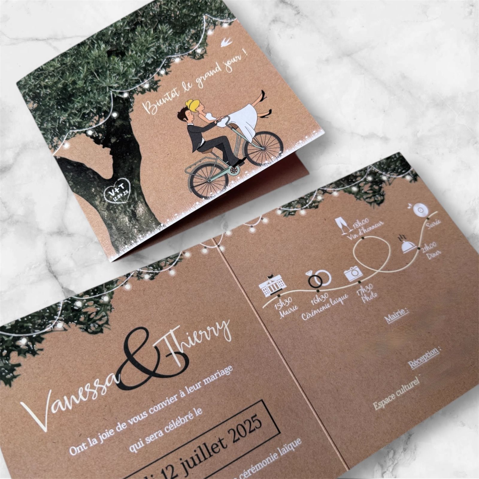 Maquette d'un faire-part de mariage carré au style champêtre avec fond effet kraft, illustration d'un grand olivier avec guirlandes lumineuses et couple de mariés à vélo.