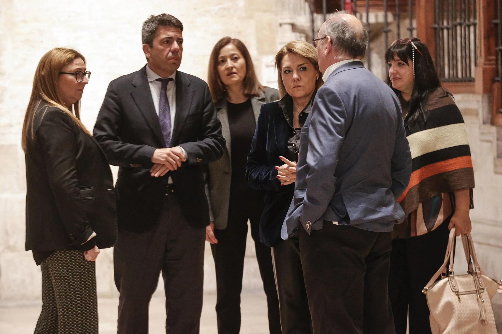 El president de la Generalitat, Carlos Mazón, al salir de la reunión mantenida con SOS Desaparecidos, que ejerce una acusación particular en la causa abierta por un juzgado de Catarroja para investigar la gestión de la dana. EFE/Manuel Bruque
