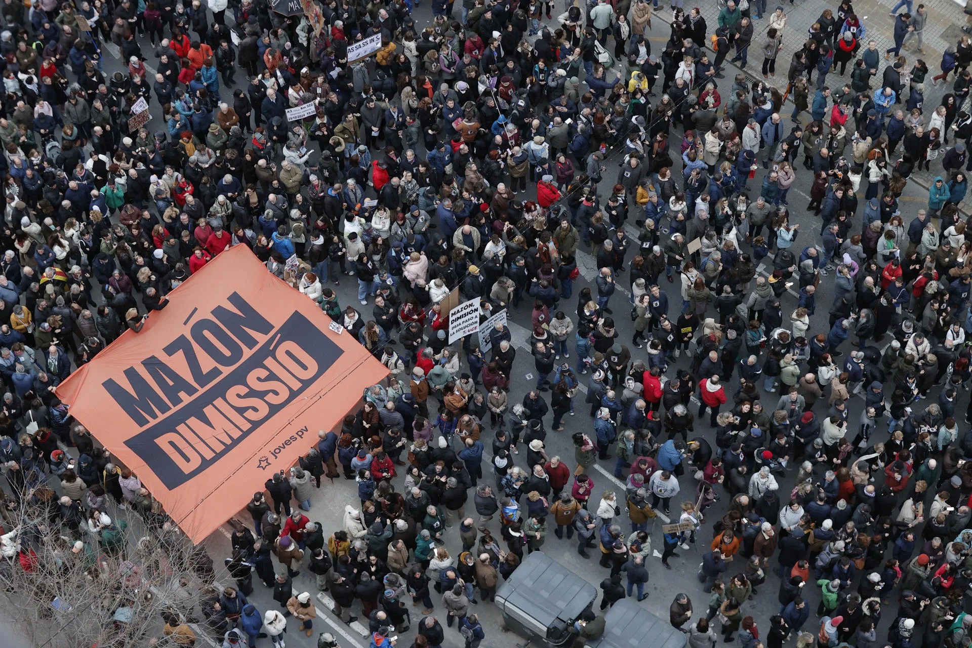 Una pancarta de 'Mazón dimisión' en la quinta manifestación en Valencia contra el president de la Generalitat por su gestión de la dana. EFE/Manuel Bruque
