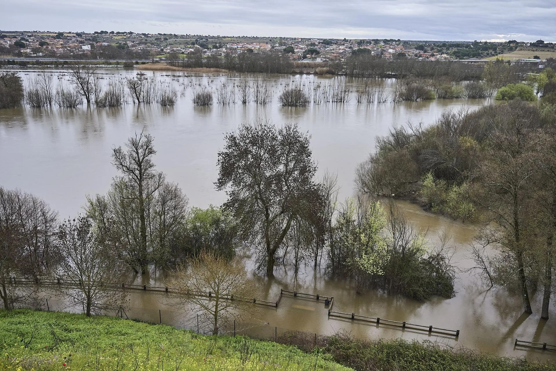 View of the floods in Escalona, Toledo, Spain, 20 March 2025. Up to 60 homes have been evacuated due to the overflow of the Alberche river and various streets in the surroundings continue to be closed. EFE-EPA/MANU REINO
