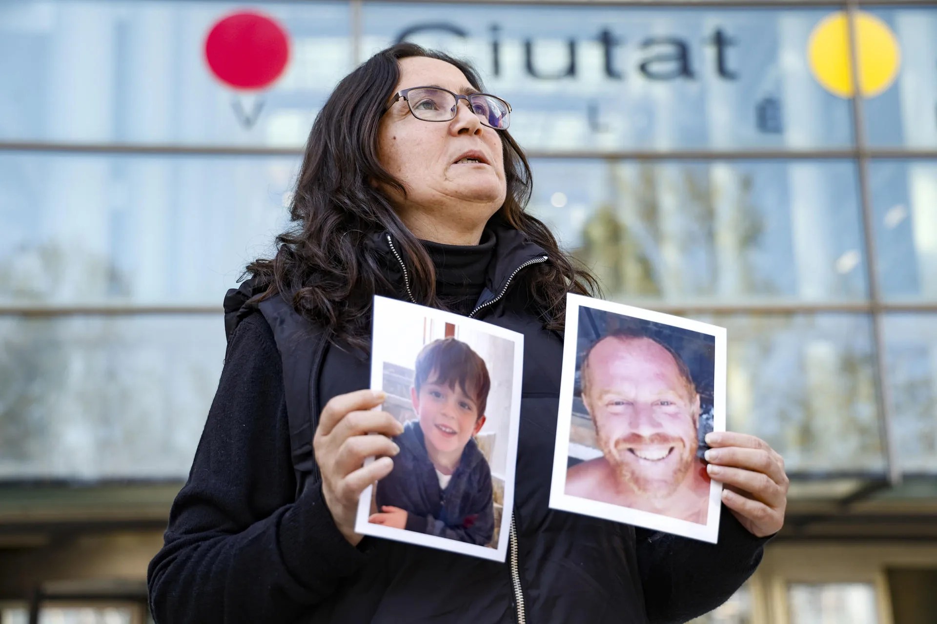 Ana María Coll muestra las fotos de su marido y su hijo, muertos en la dana, en una imagen de este jueves, citada por la jueza de Catarroja que investiga esta catástrofe. EFE/Miguel Ángel Polo
