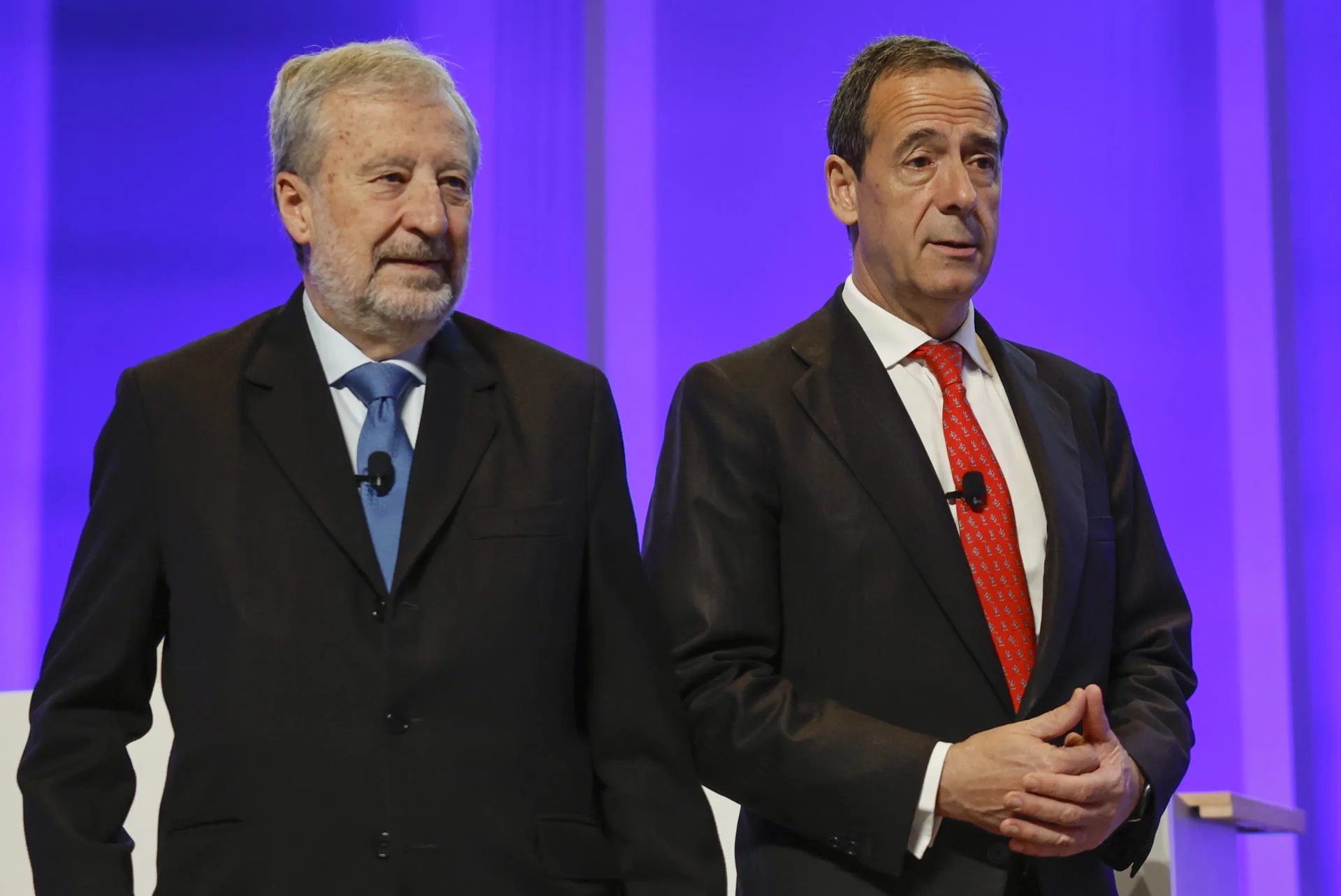El presidente de CaixaBank, Tomás Muniesa (i), y el consejero delegado, Gonzalo Gortázar, durante la Junta General Ordinaria de Accionistas de la entidad. EFE/ Ana Escobar
