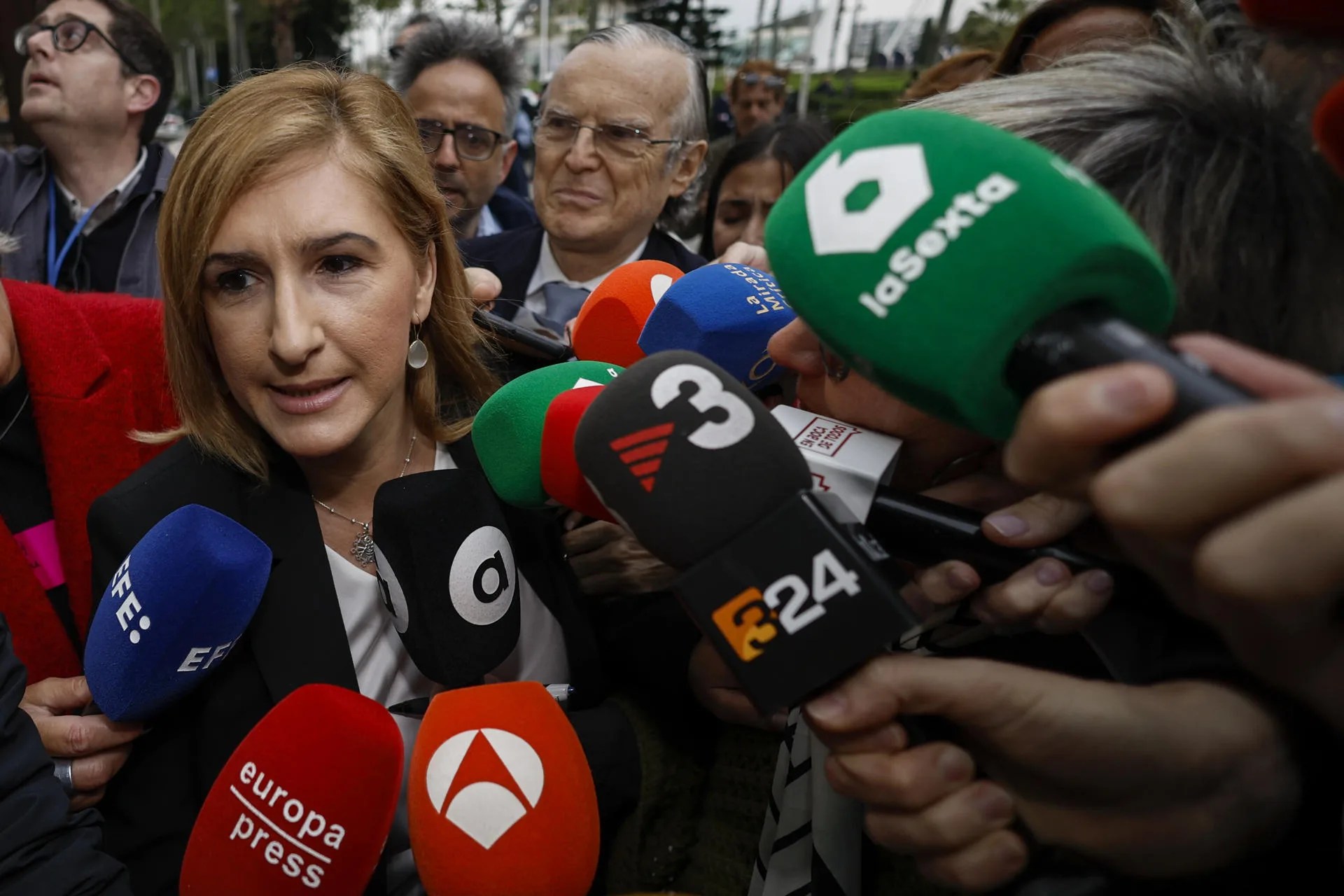 GRAFCVA7095. VALENCIA, 11/04/2025.-La exconsellera de Justicia e Interior del Gobierno valenciano Salomé Pradas a su llegada a los juzgados de València para declarar como investigada en la causa judicial por la gestión de la dana. EFE/Biel Aliño
