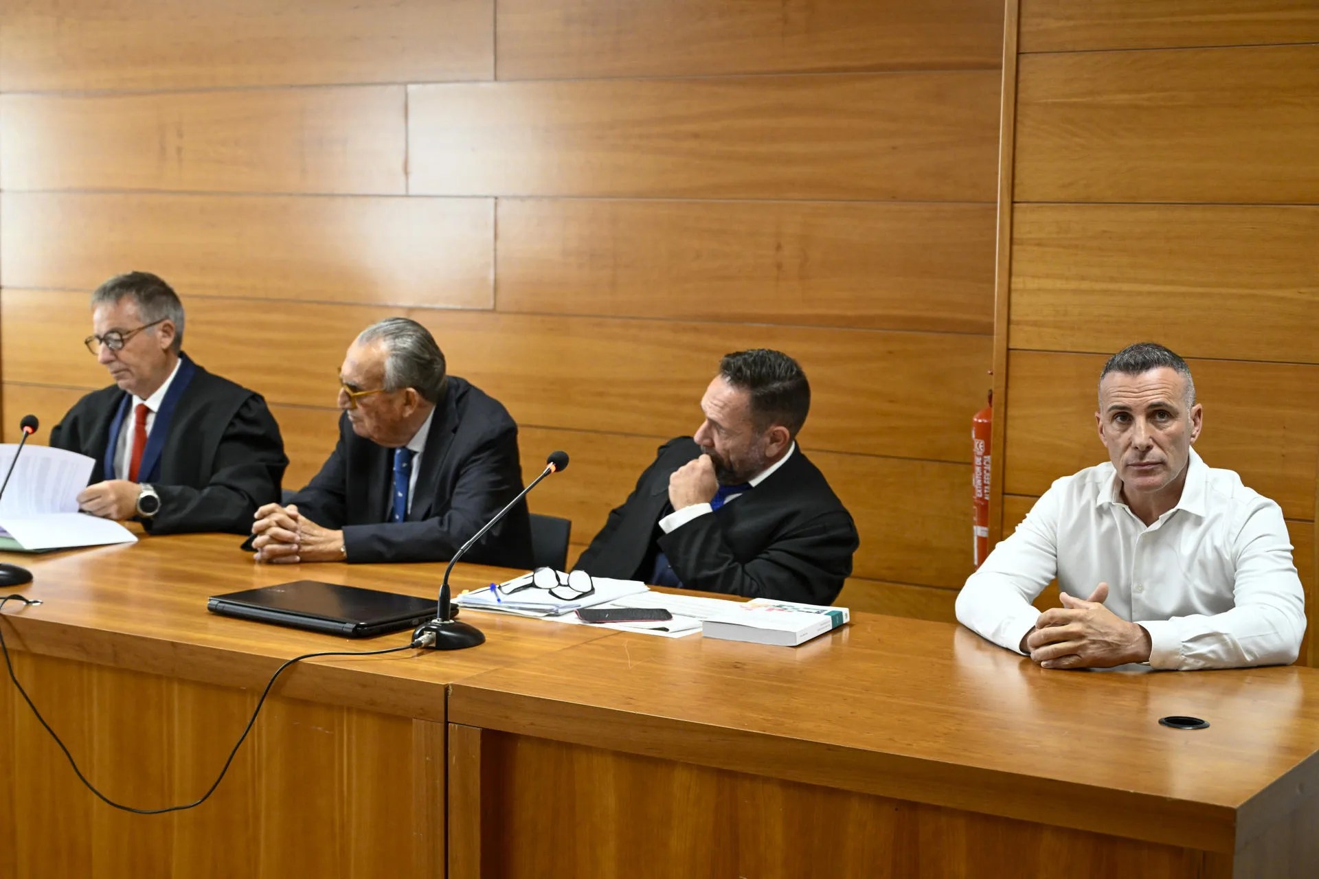 El expresidente de la Diputación de Castellón y del PP provincial Carlos Fabra (2º i) y el expiloto de motociclismo Álex Debón (d) durante la primera sesión del juicio con jurado que acoge la Audiencia de Castellón por un presunto delito de cohecho en el que figuran como acusados por presuntas irregularidades en un patrocinio del aeropuerto de Castellón. EFE/Andreu Esteban
