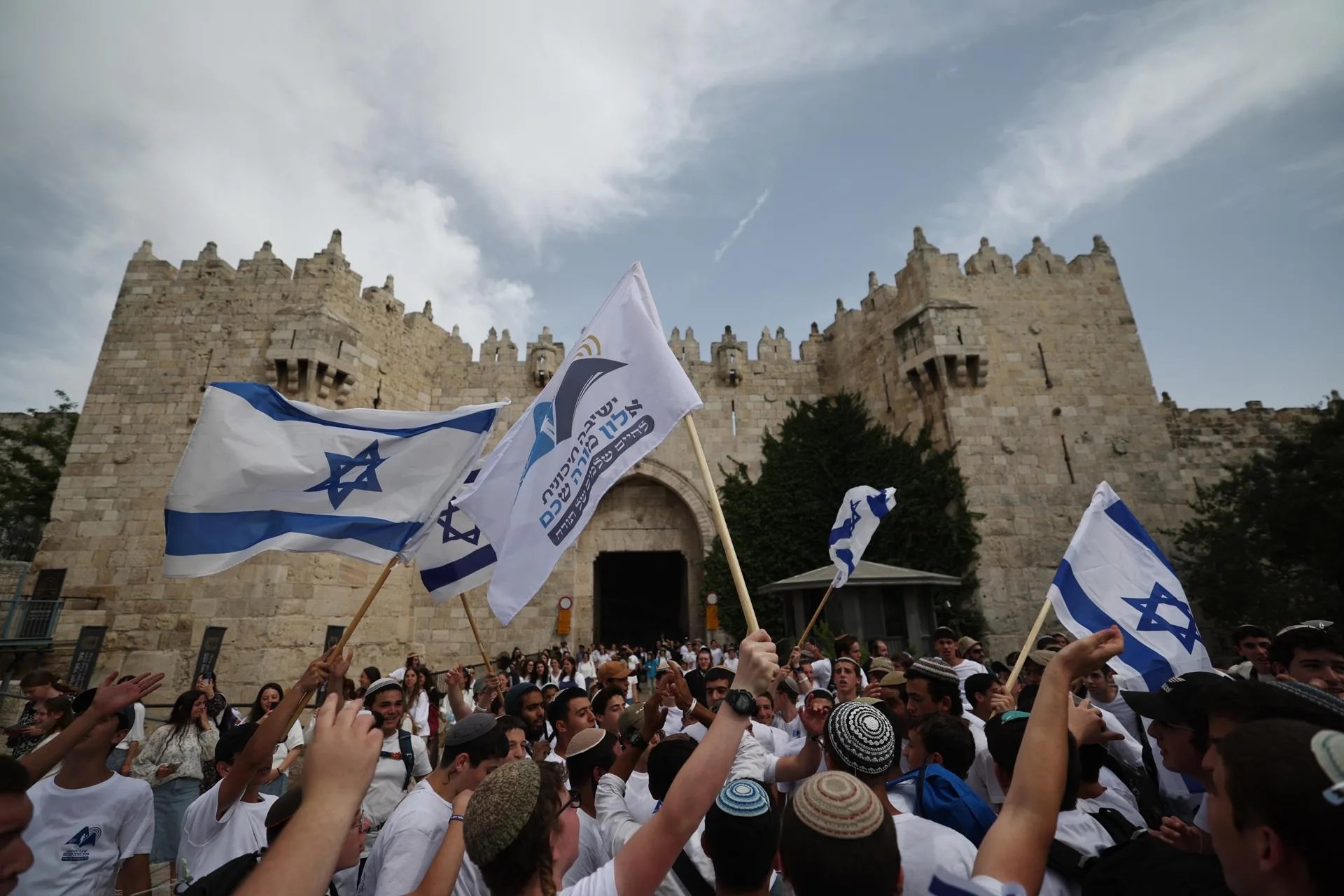 Right-wing Israelis gathered in front of Damascus Gate during the "Flag March" in Jerusalem's Old City on 26 May 2025. EFE/EPA/ATEF SAFADI
