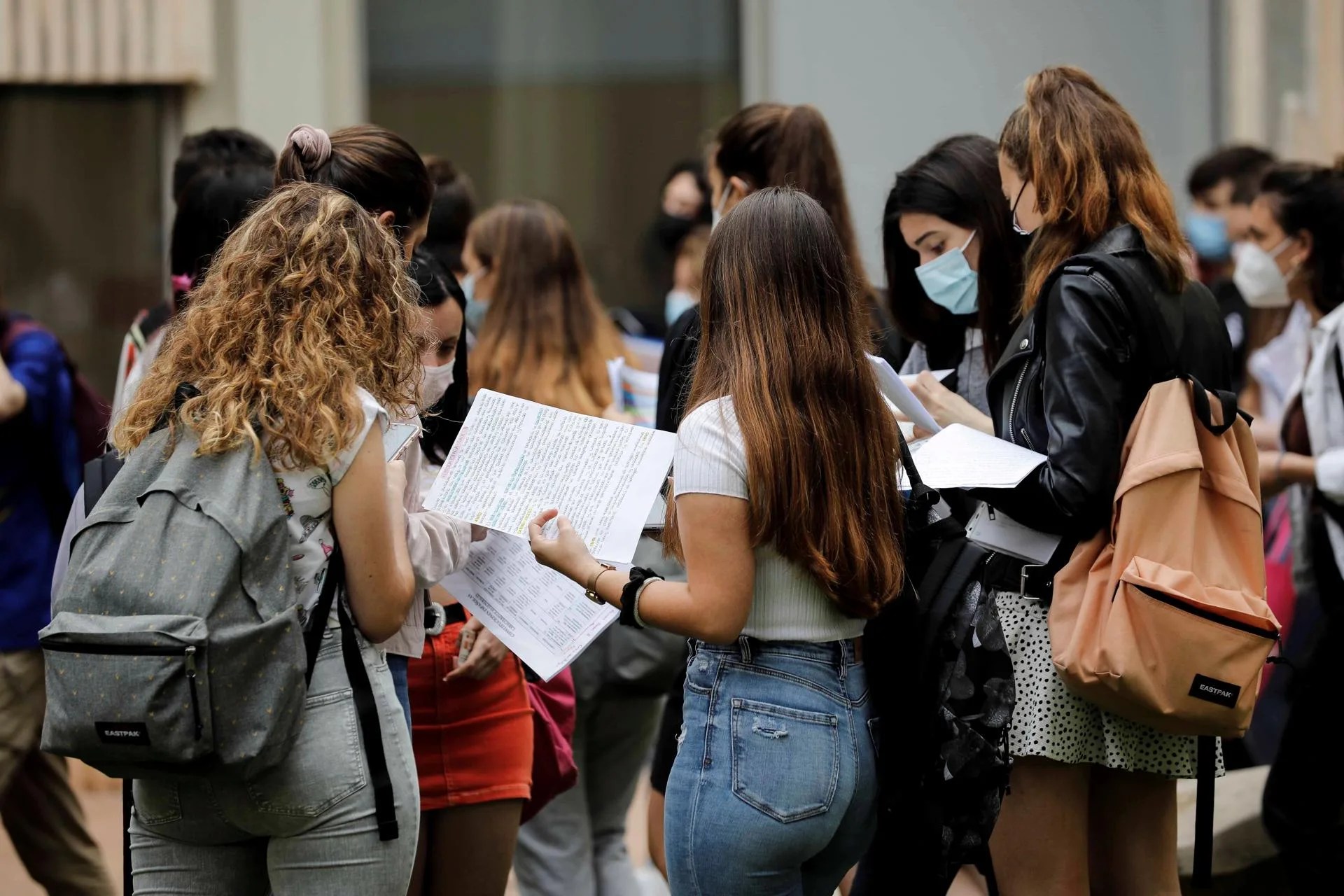 Varios estudiantes repasan antes del inicio de las Pruebas de Acceso a la Universidad (PAU) en València. EFE/Ana Escobar
