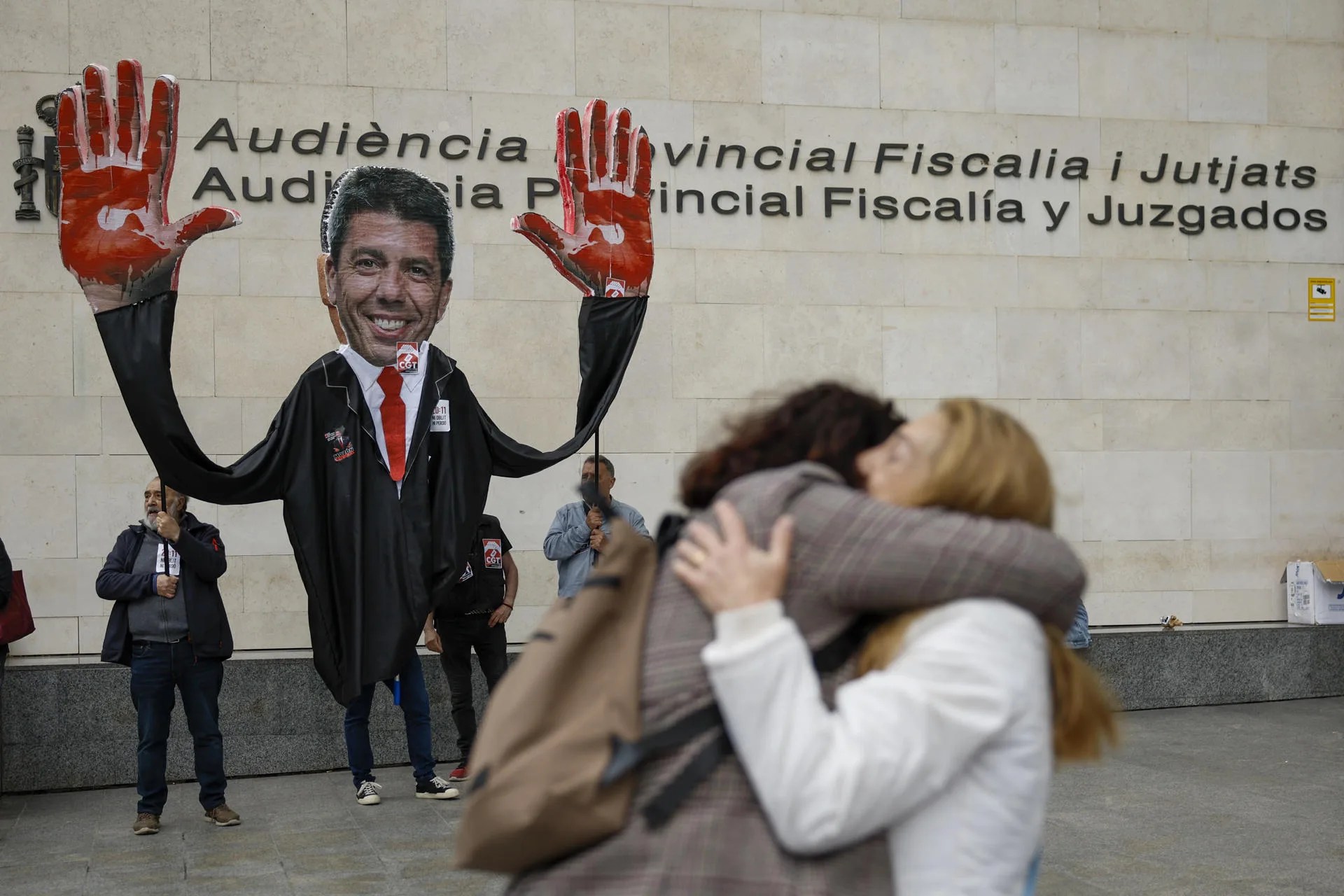 GRAFCVA7106. VALENCIA, 11/04/2025.- Dos mujeres de abrazan durante la concentración celebrada por asociaciones de víctimas y damnificados por la dana del 29 de octubre ante la Ciudad de la Justicia de València, donde están citados a declarar como investigados la exconsellera de Justicia e Interior Salomé Pradas y su ex número dos, Emilio Argüeso. EFE/Biel Aliño
