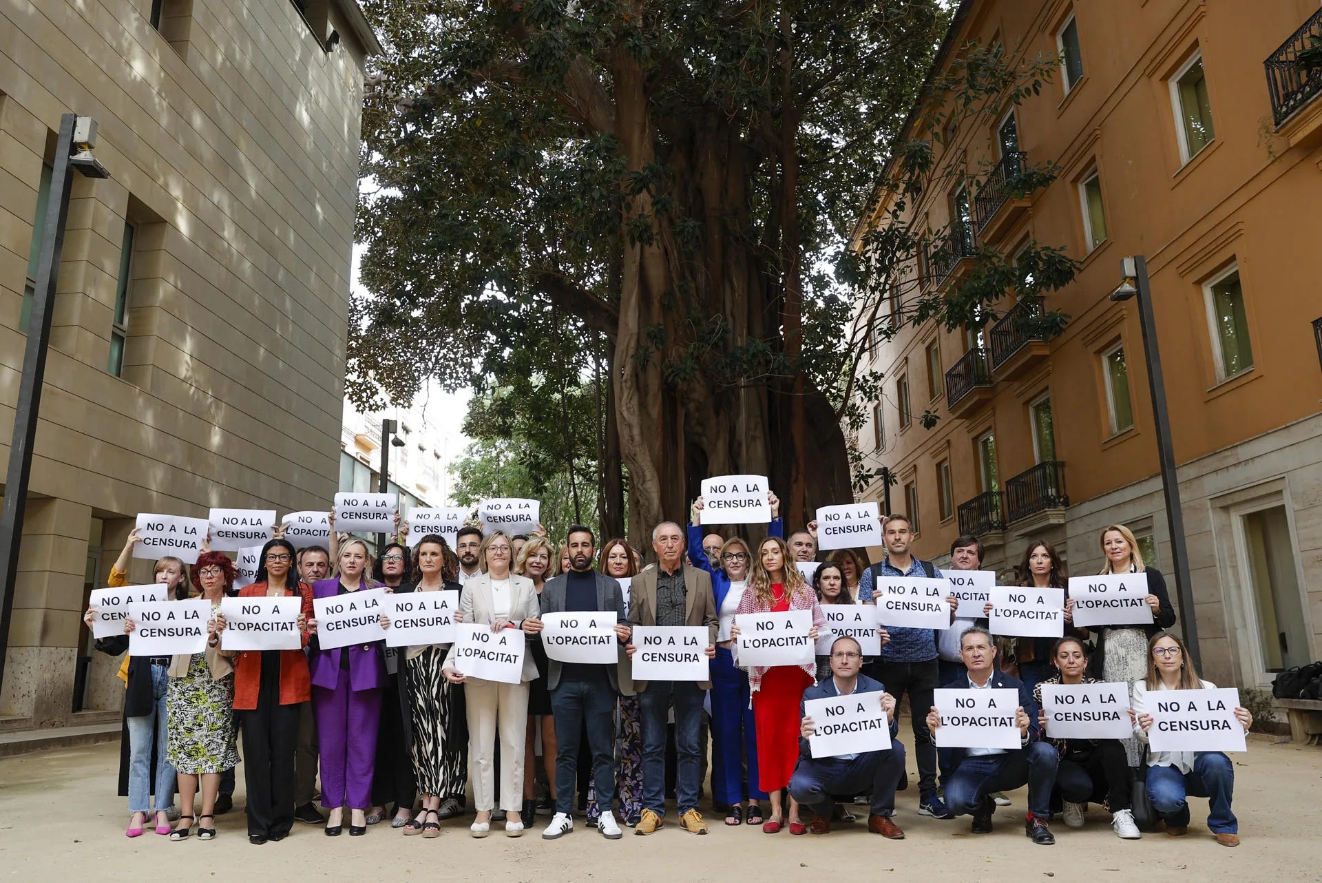 GRAFCVA7486. VALENCIA, 14/05/2025.- Los síndics del PSPV-PSOE y Compromís en Les Corts, José Muñoz y Joan Baldoví, comparecen ante los medios de comunicación, junto a los diputados y diputadas de sus grupos parlamentarios, "ante la deriva antidemocrática en Les Corts Valencianes y la opacidad del Consell". EFE/Manuel Bruque

