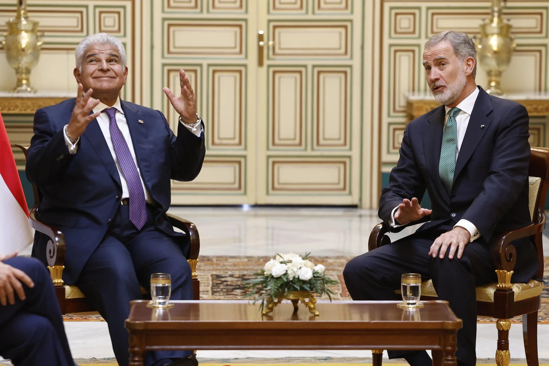 Spain's King Felipe VI (R) welcomes Panama´s president Jose Raul Mulino prior of their meeting at the Real Alcazar in Seville, southern Spain. Jun 29, 2025. EFE/ Chema Moya / POOL
