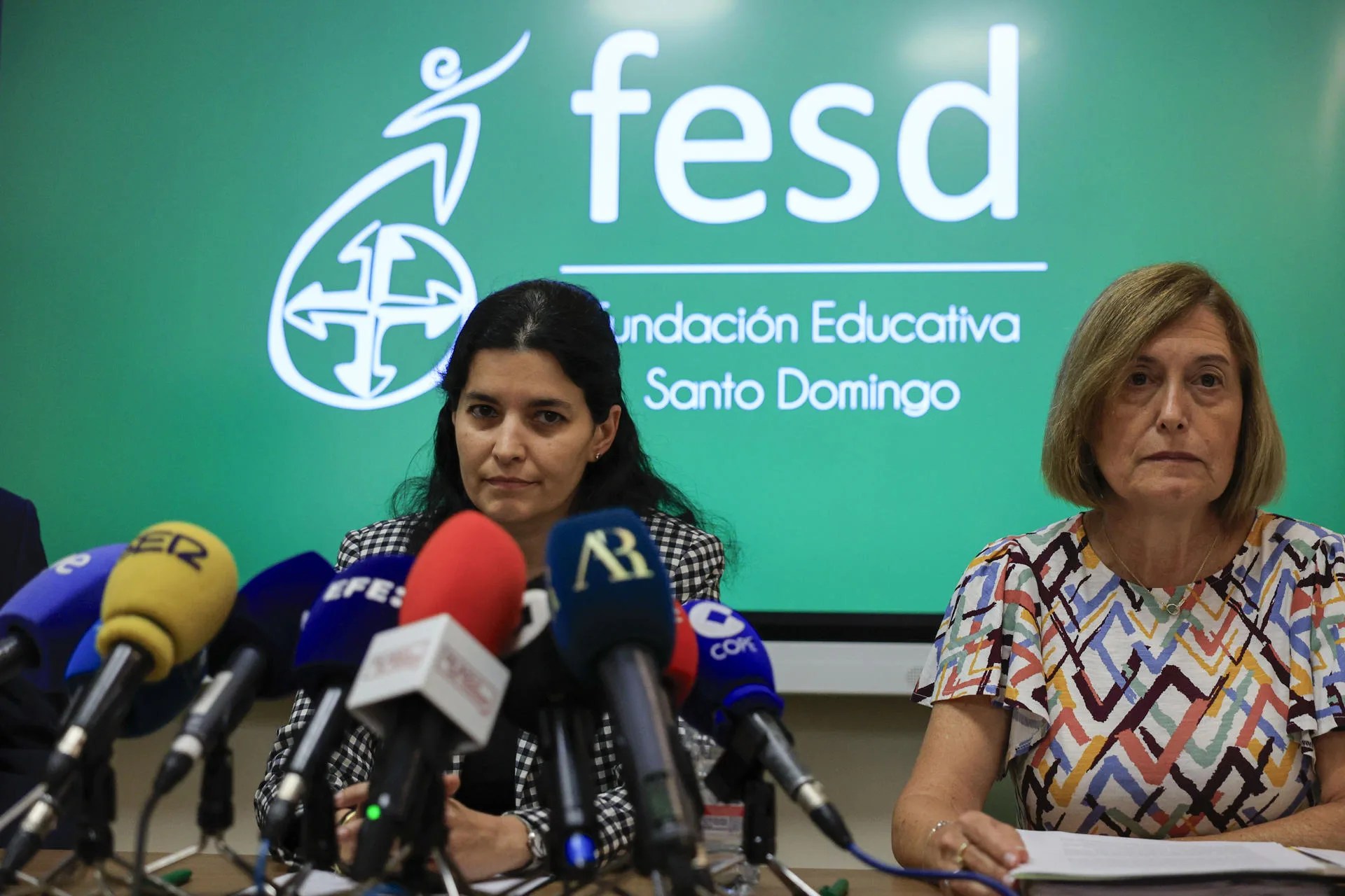 Julia Moreno Rojo (i), directora general del Equipo de Gestión de la Fundación Educativa Santo Domingo (FESD), y María de los Dolores Esteban Rubio, directora general del Colegio Nuestra Señora de Loreto FESD de Valencia, durante la rueda de prensa en la que la Fundación Educativa Santo Domingo y el Colegio Nuestra Señora de Loreto FESD de València exponen su postura oficial sobre las noticias referidas a "conductas sexuales inapropiadas cometidas en 2023 en una actividad deportiva en Málaga entre alumnos del centro". EFE/Kai Forsterling
