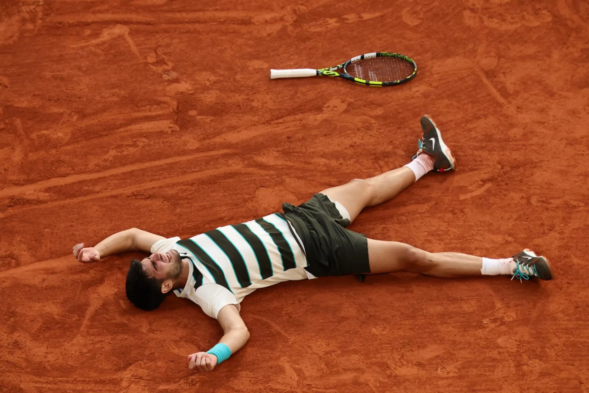Carlos Alcaraz of Spain celebrates winning his Men's final match against Jannik Sinner of Italy at the French Open Grand Slam tennis tournament at Roland Garros in Paris, France, June 08, 2025. (Tenis, Abierto, Francia, Italia, España) EFE/EPA/TERESA SUAREZ
