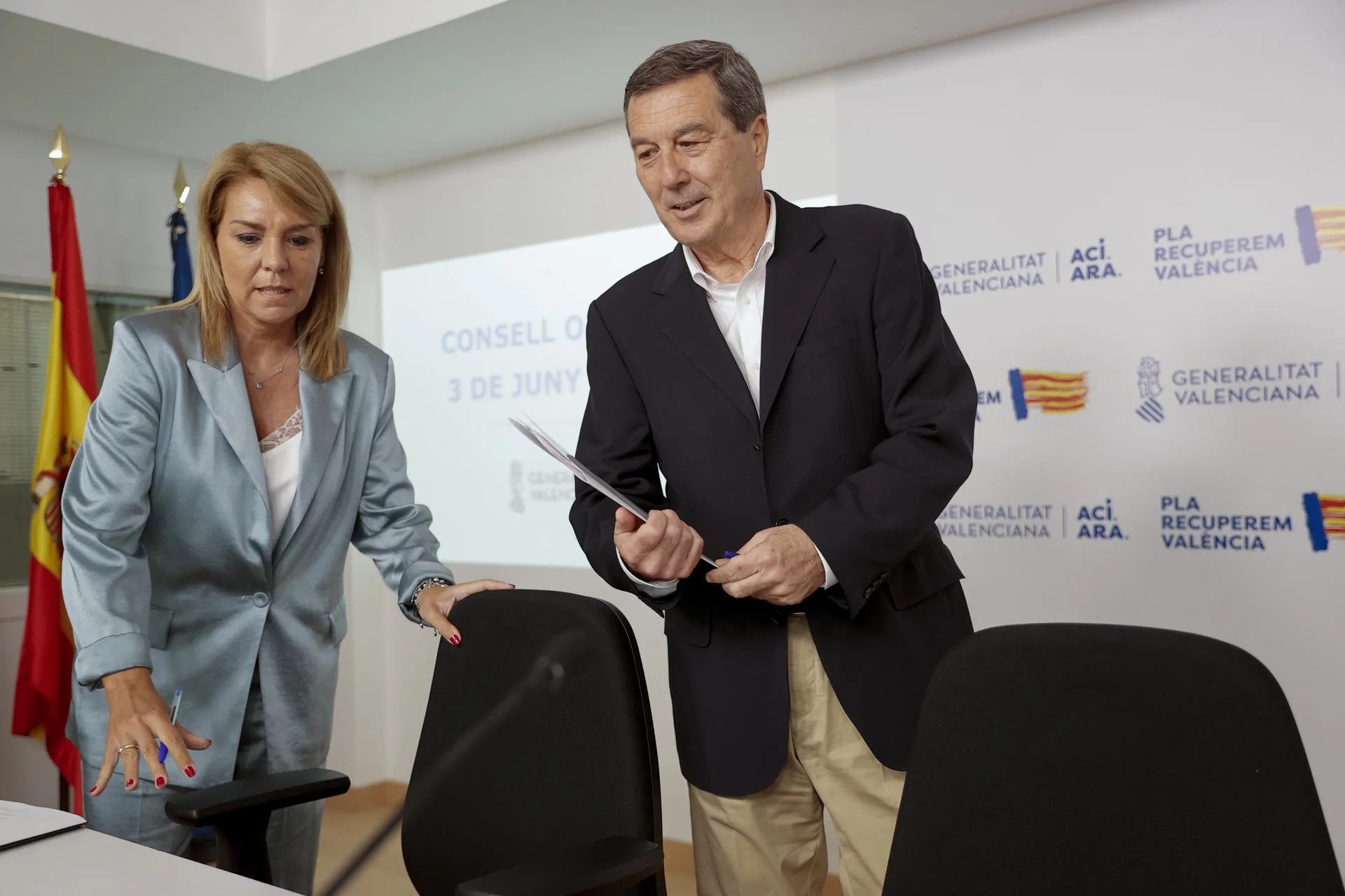 La vicepresidenta y portavoz del Consell, Susana Camarero, y el conseller de Sanidad, Marciano Gómez, tras el pleno del Consell. EFE/Manuel Bruque
