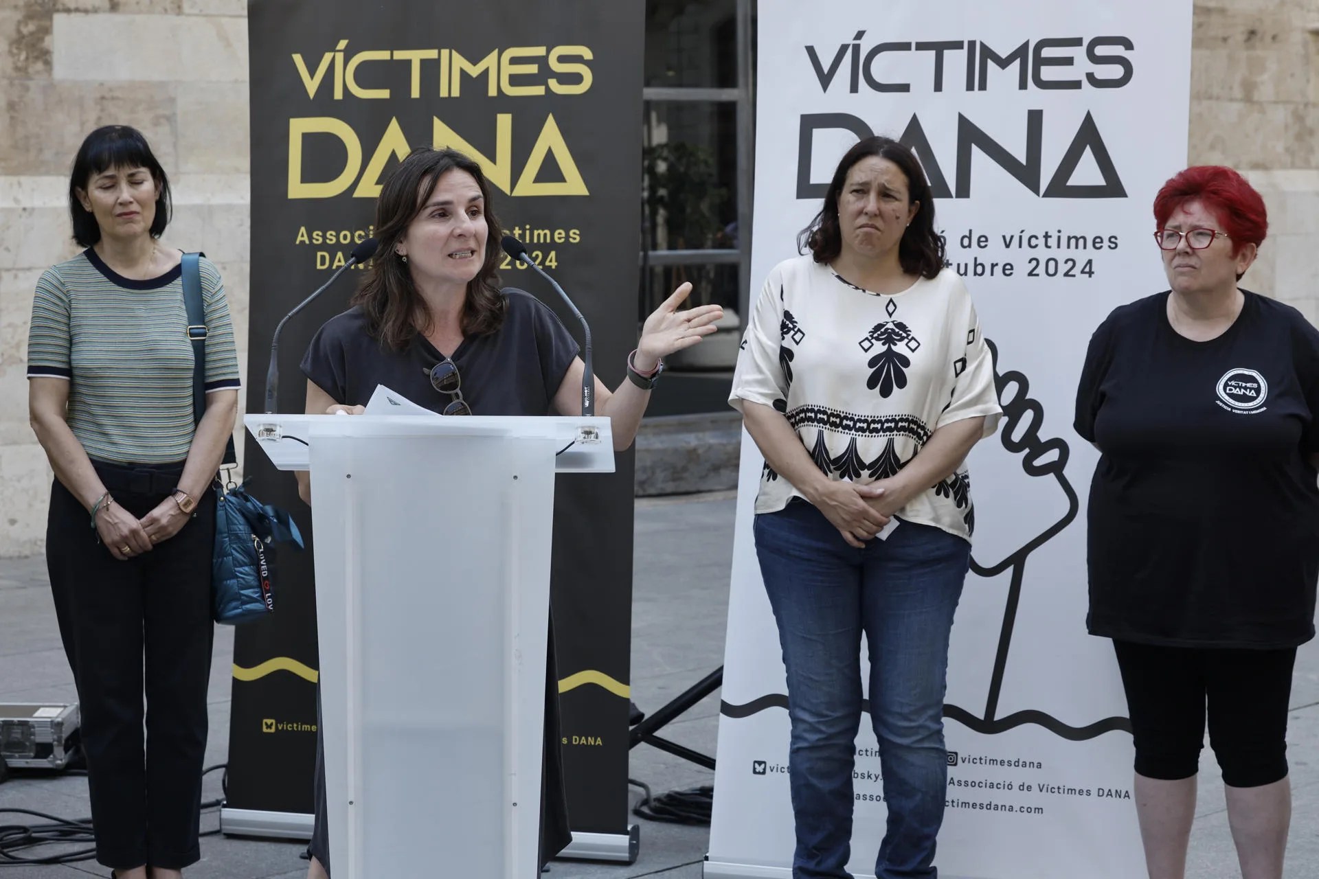 La presidenta de la Associació de Víctimes del Metro, Beatriz Garrote, interviene en la rueda de prensa ofrecida este miércoles por la Associació de Víctimes Dana 29O. EFE/Biel Aliño
