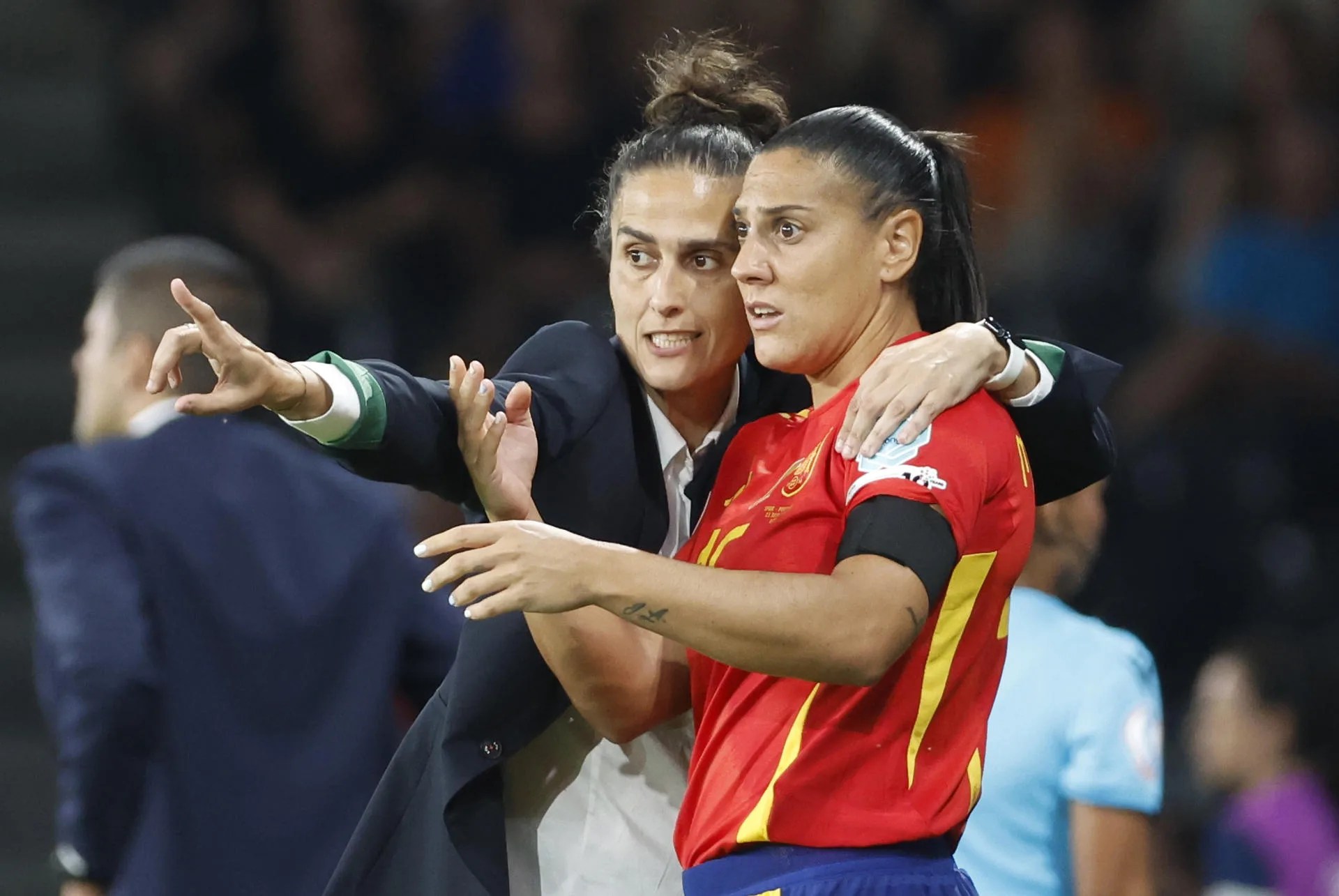Spanish national team forward Cristina Martín-Prieto (right) receives final instructions from Spanish coach Montse Tomé before entering the field during the Group B match of the 2025 Women's Euro Cup, played today, Thursday, between Portugal and Spain at the Stade de Suisse in Bern. EFE/Ana Escobar
