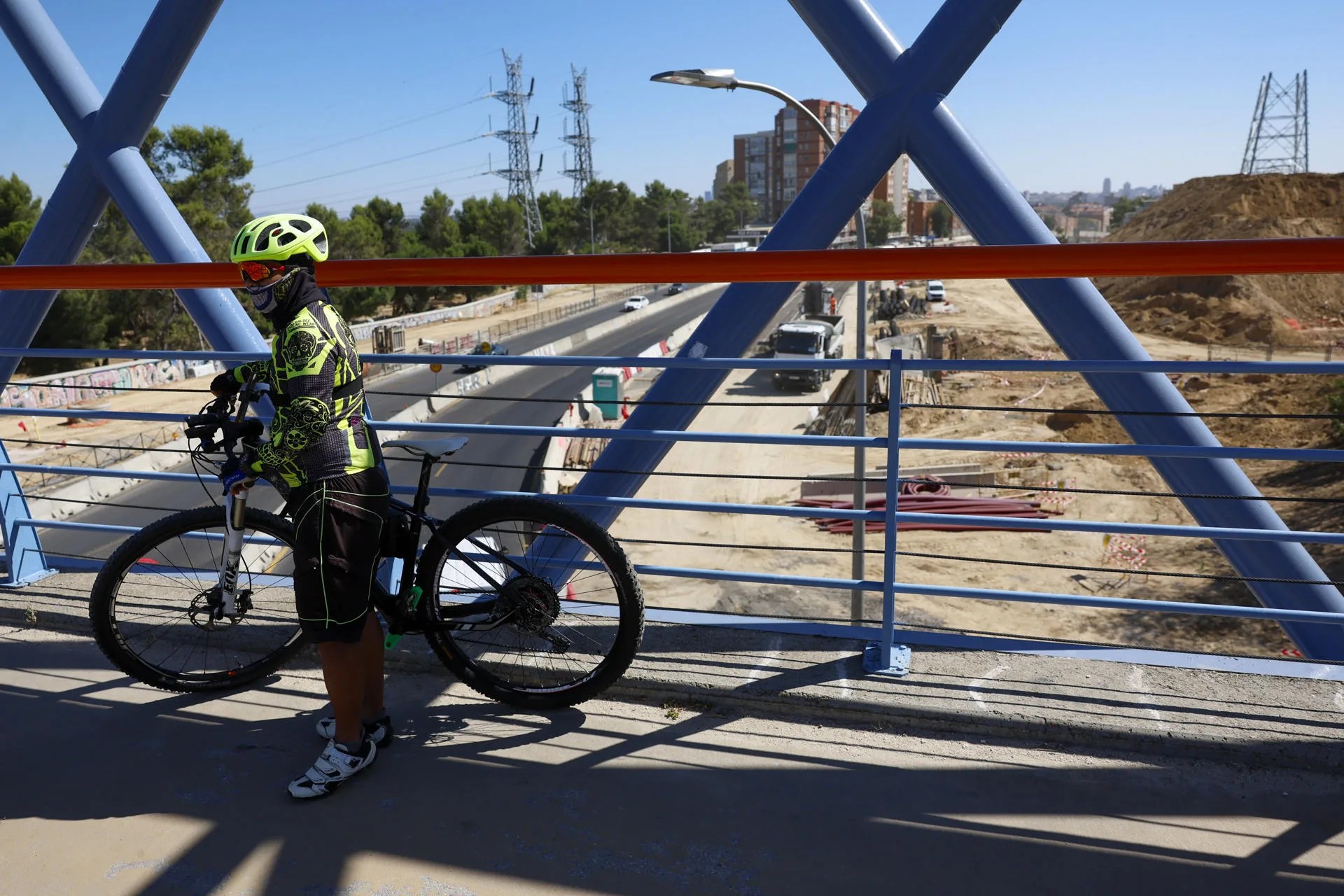 Vista del estado de las obras de la A-5 este martes, donde se ha comenzado a excavar el futuro túnel que soterrará la autovía para dar vida al Paseo Verde del Suroeste, en el entorno del enlace con la carretera de Boadilla. EFE/Mariscal
