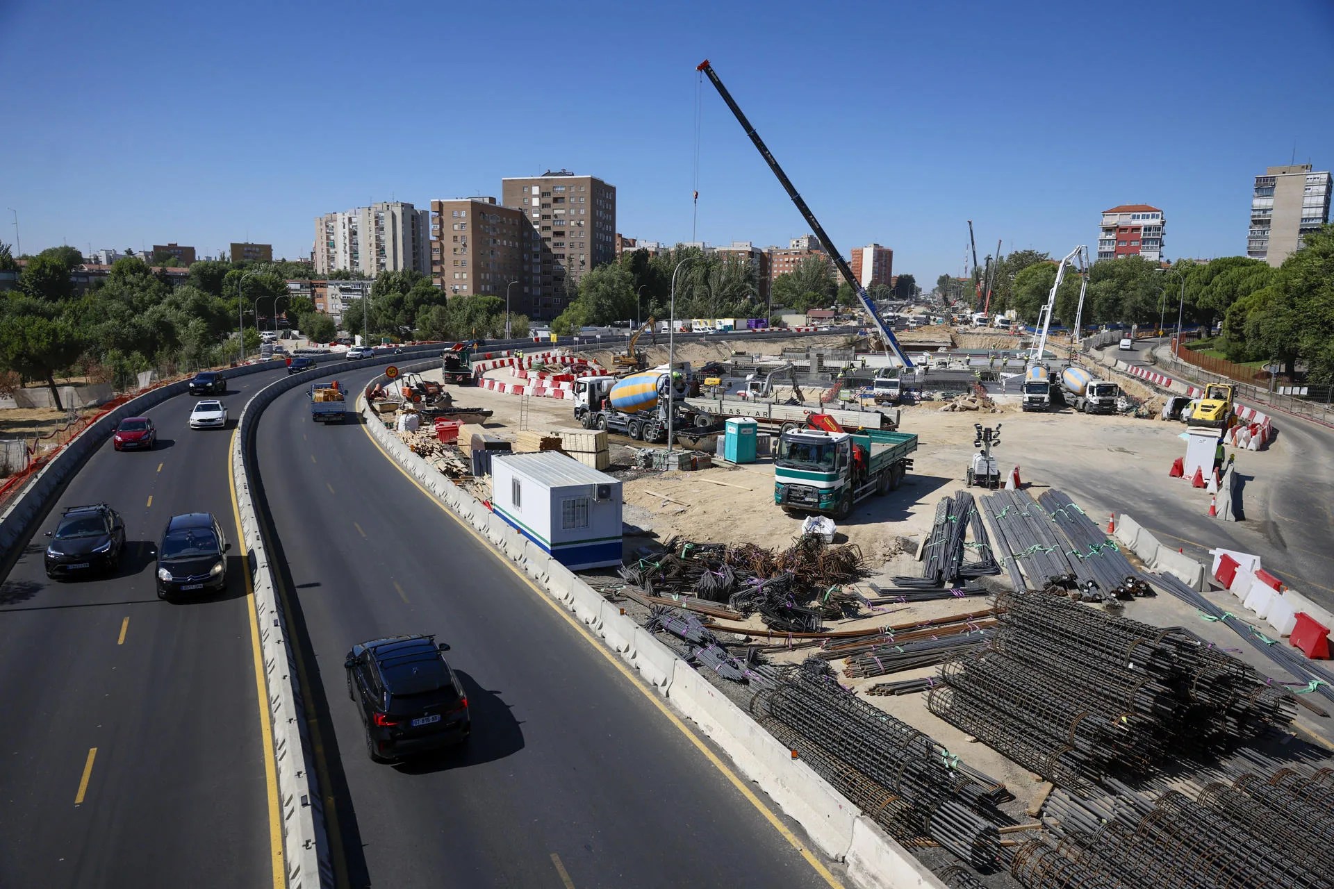 Vista del estado de las obras de la A-5 este martes, donde se ha comenzado a excavar el futuro túnel que soterrará la autovía para dar vida al Paseo Verde del Suroeste, en el entorno del enlace con la carretera de Boadilla. EFE/Mariscal
