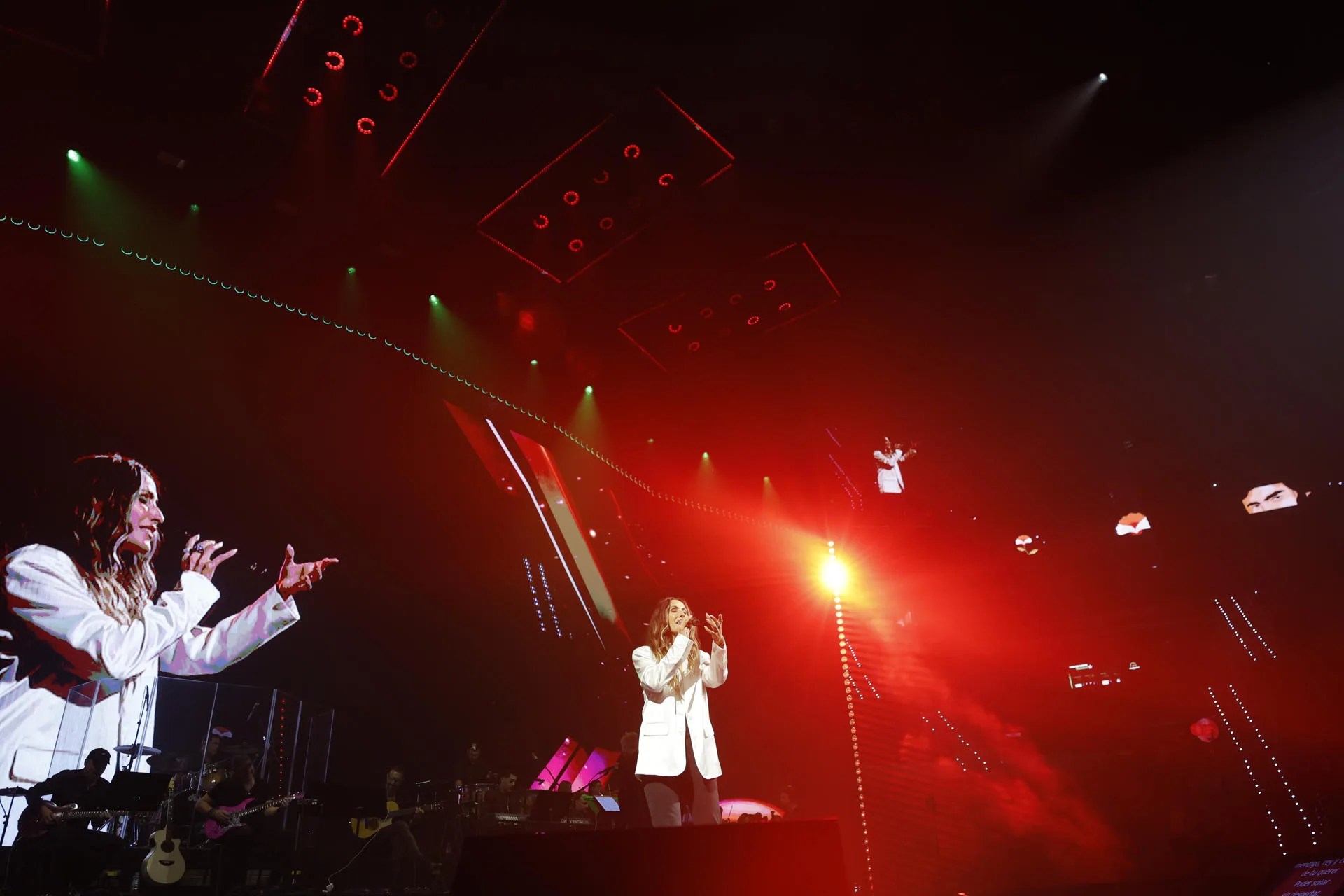 La cantante Malú durante el concierto homenaje a Nino Bravo que inaugura este sábado el Roig Arena de Valencia, el pabellón multiusos y nueva casa del Valencia Basket impulsado por Juan Roig tras una inversión personal de 400 millones de euros, en una gala donde David Bisbal, Víctor Manuel, Malú, Vanesa Martín, Sole Giménez, La casa azul, Marta Sánchez, Chambao o Andrés Suárez interpretarán clásicos del mito valenciano, que "actuará" en directo gracias a un holograma en 2D. EFE/Kai Foersterling
