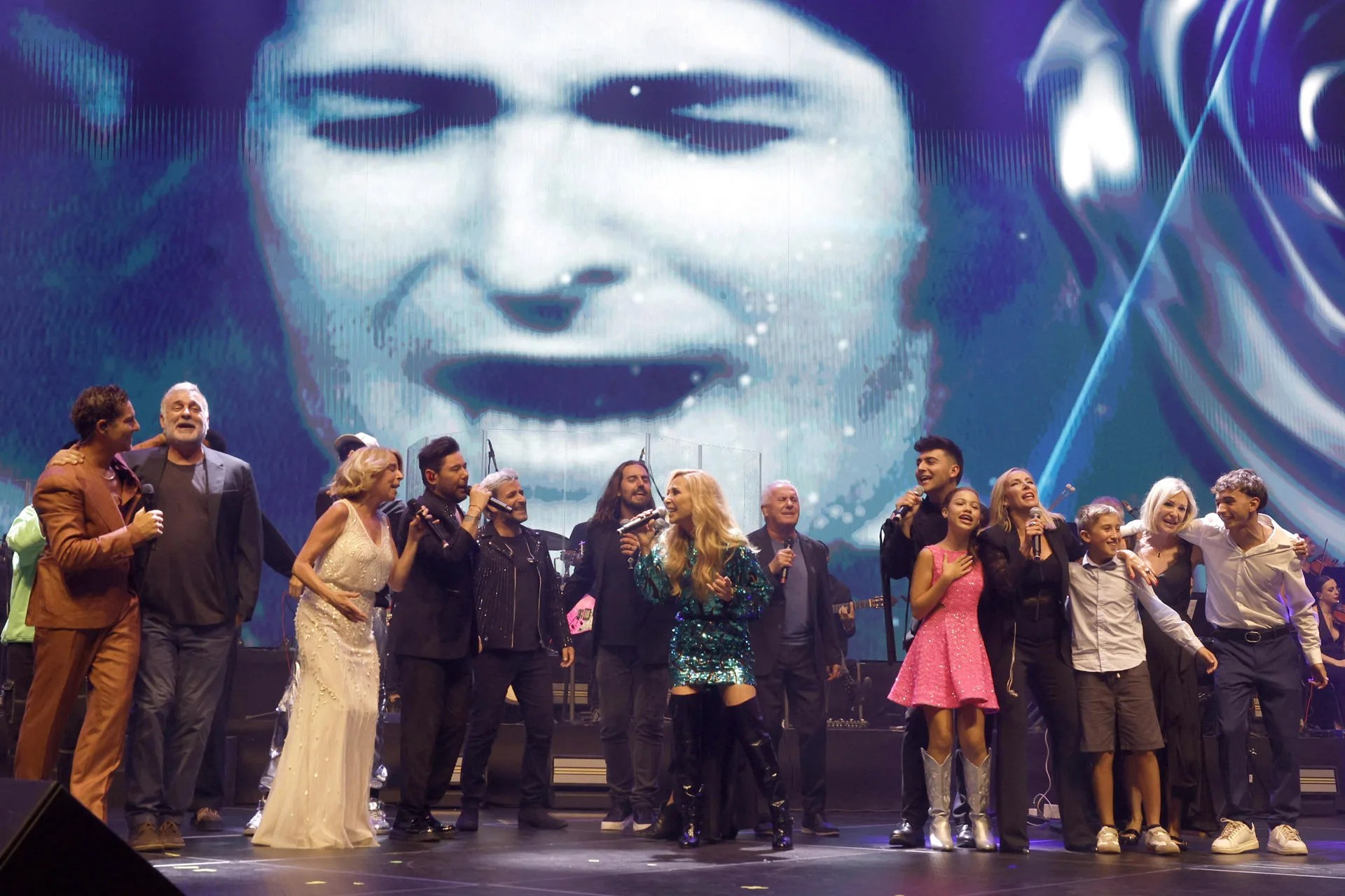 Concierto homenaje a Nino Bravo que inaugura este sábado el Roig Arena de Valencia, el pabellón multiusos y nueva casa del Valencia Basket impulsado por Juan Roig tras una inversión personal de 400 millones de euros, en una gala donde David Bisbal, Víctor Manuel, Malú, Vanesa Martín, Sole Giménez, La casa azul, Marta Sánchez, Chambao o Andrés Suárez interpretarán clásicos del mito valenciano, que "actuará" en directo gracias a un holograma en 2D. EFE/Kai Foersterling
