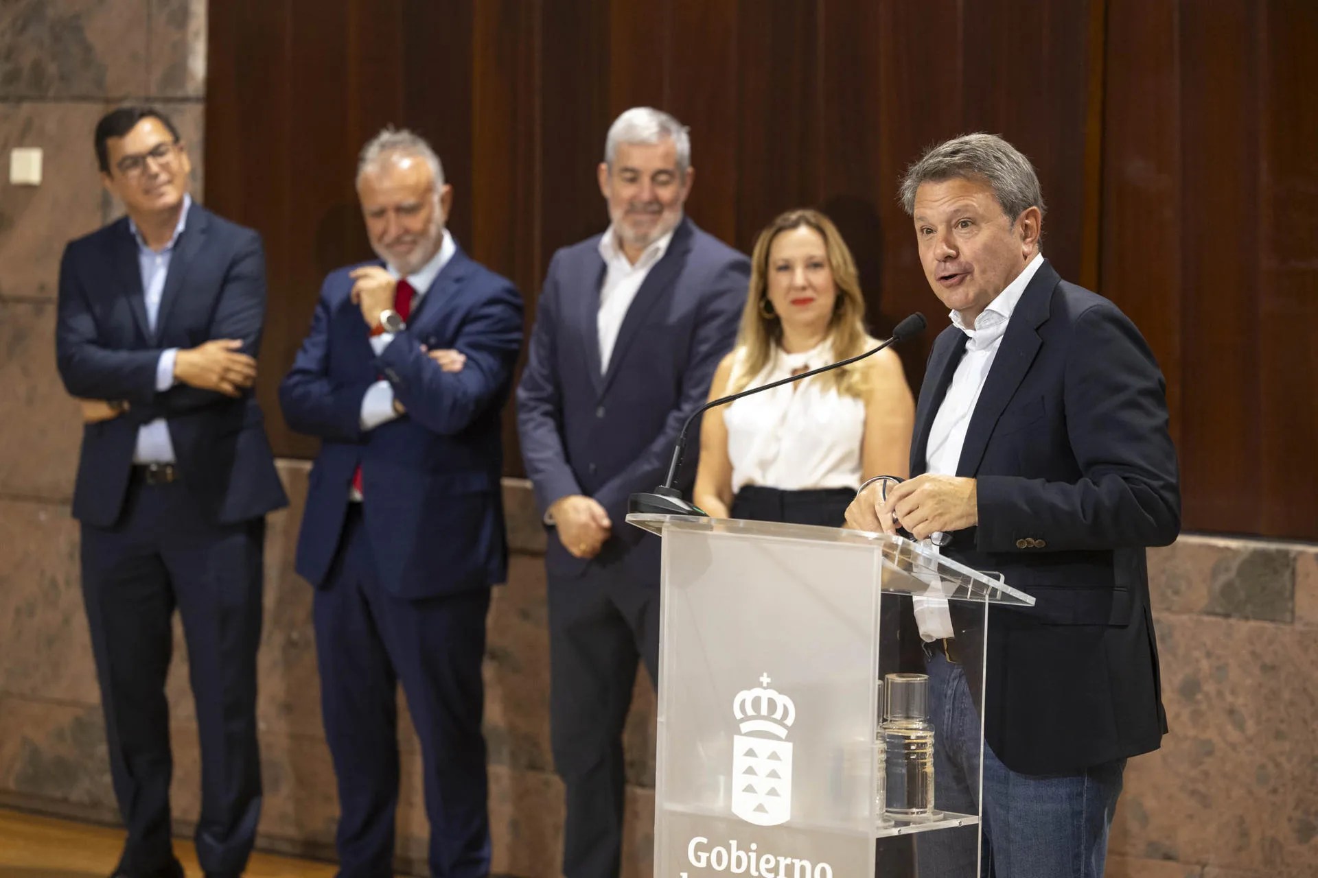 El secretario de Estado de Transportes y Movilidad Sostenible, José Antonio Santano, interviene en el acto de firma del acuerdo para la construcción de una línea ferroviaria en Tenerife entre el Estado, la comunidad autónoma y el cabildo de la isla, en el que también estuvieron presentes el presidente de Canarias, Fernando Clavijo, (3i); el ministro de Política Territorial, Ángel Víctor Torres, (2i); la presidenta del Cabildo de Tenerife, Rosa Dávila, (2d) y el consejero de Transportes, Pablo Rodríguez Valido (d). EFE/Miguel Barreto 
.-
