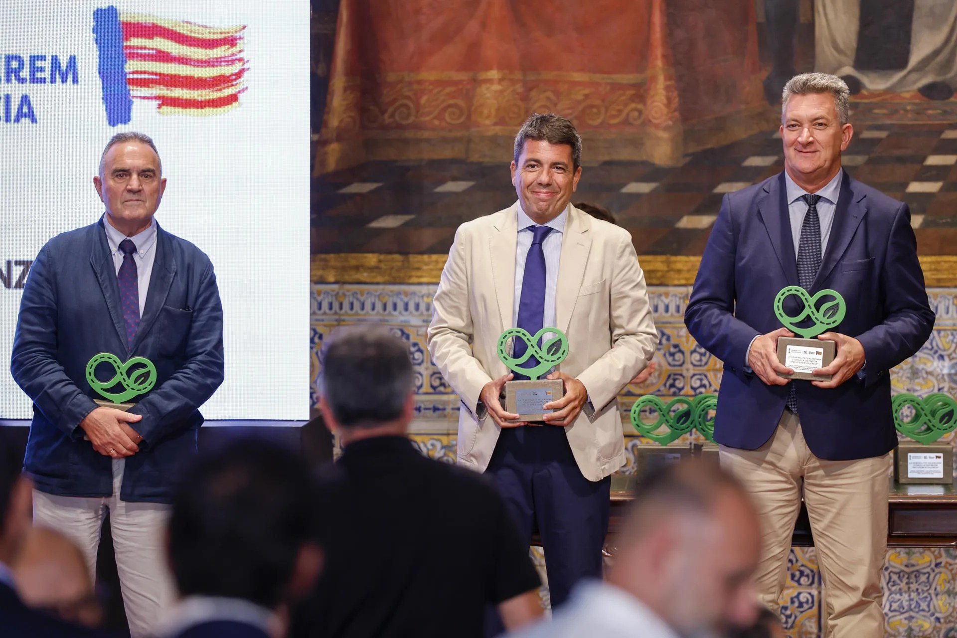 El president de la Generalitat, Carlos Mazón, el vicepresidente segundo y conseller para la Recuperación, Francisco José Gan Pampols (i), y el conseller de Medio Ambiente, Infraestructuras y Territorio, Vicente Martínez Mus, en la entrega de reconocimientos en el Día Europeo de la Movilidad. EFE/Ana Escobar
