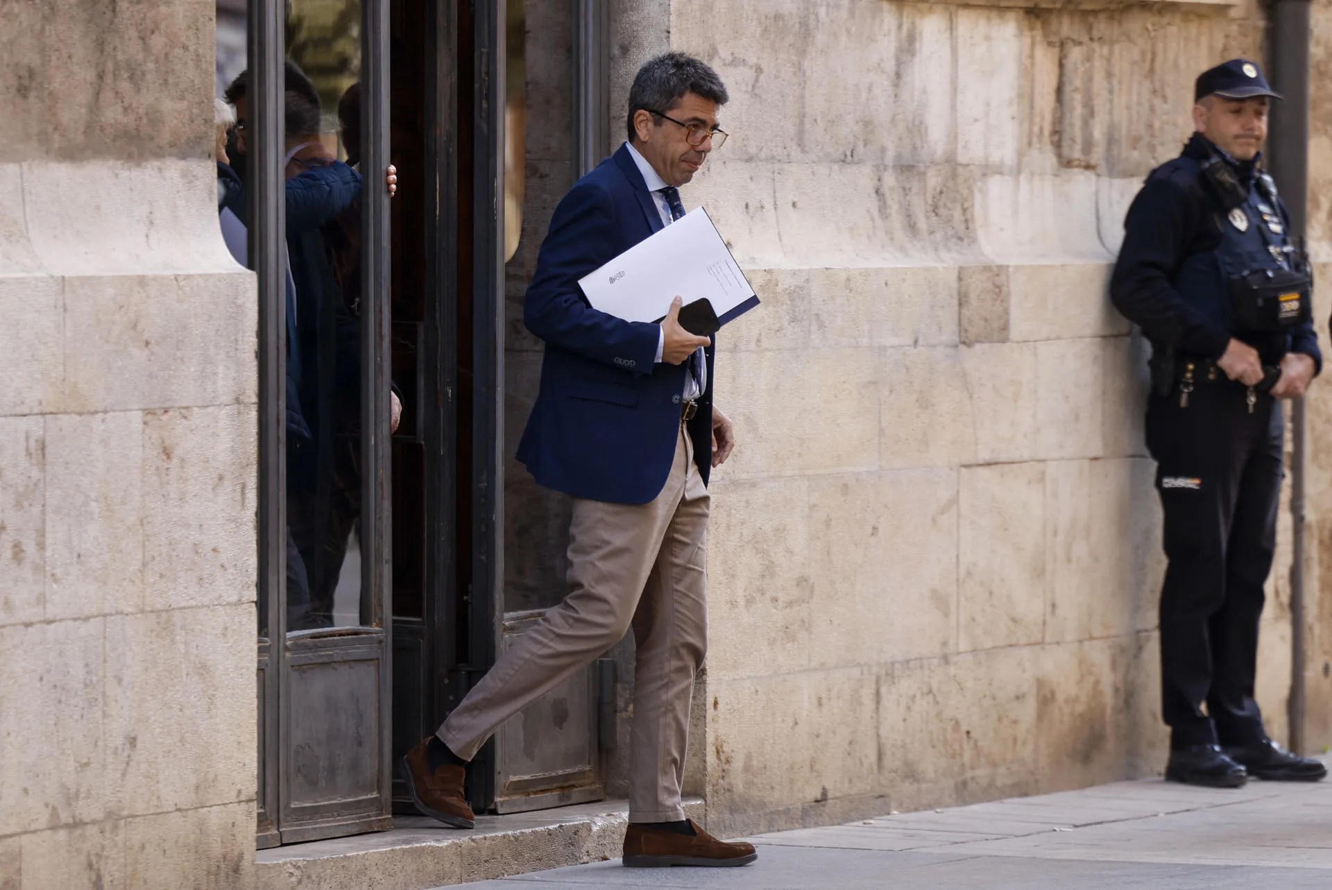 El president de la Generalitat, Carlos Mazón, sale del Palau de la Generalitat, en una fotografía de archivo. EFE/Biel Aliño

