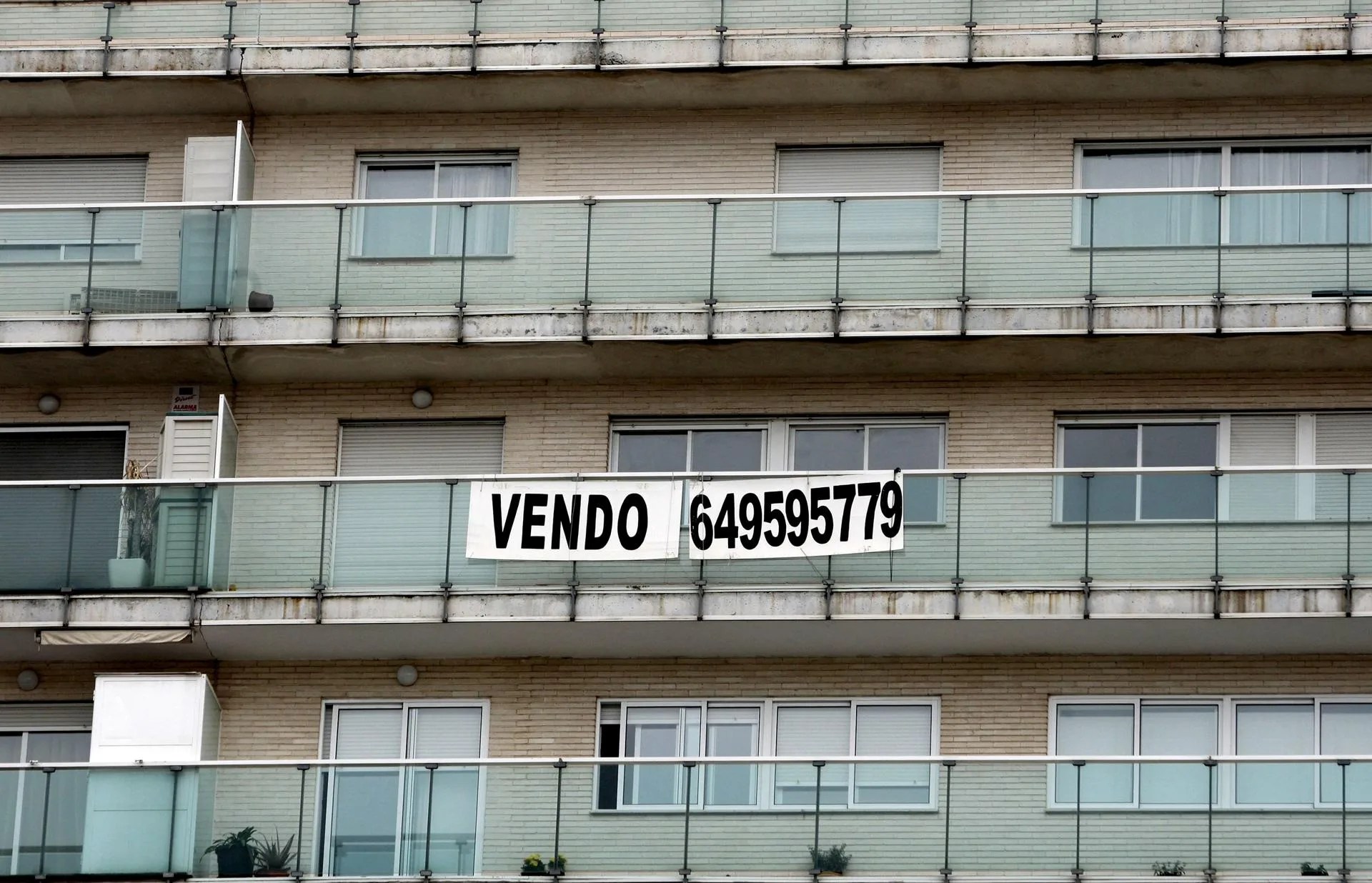 Un cartel anuncia la venta de una vivienda en un inmueble de València. EFE/Kai Försterling
