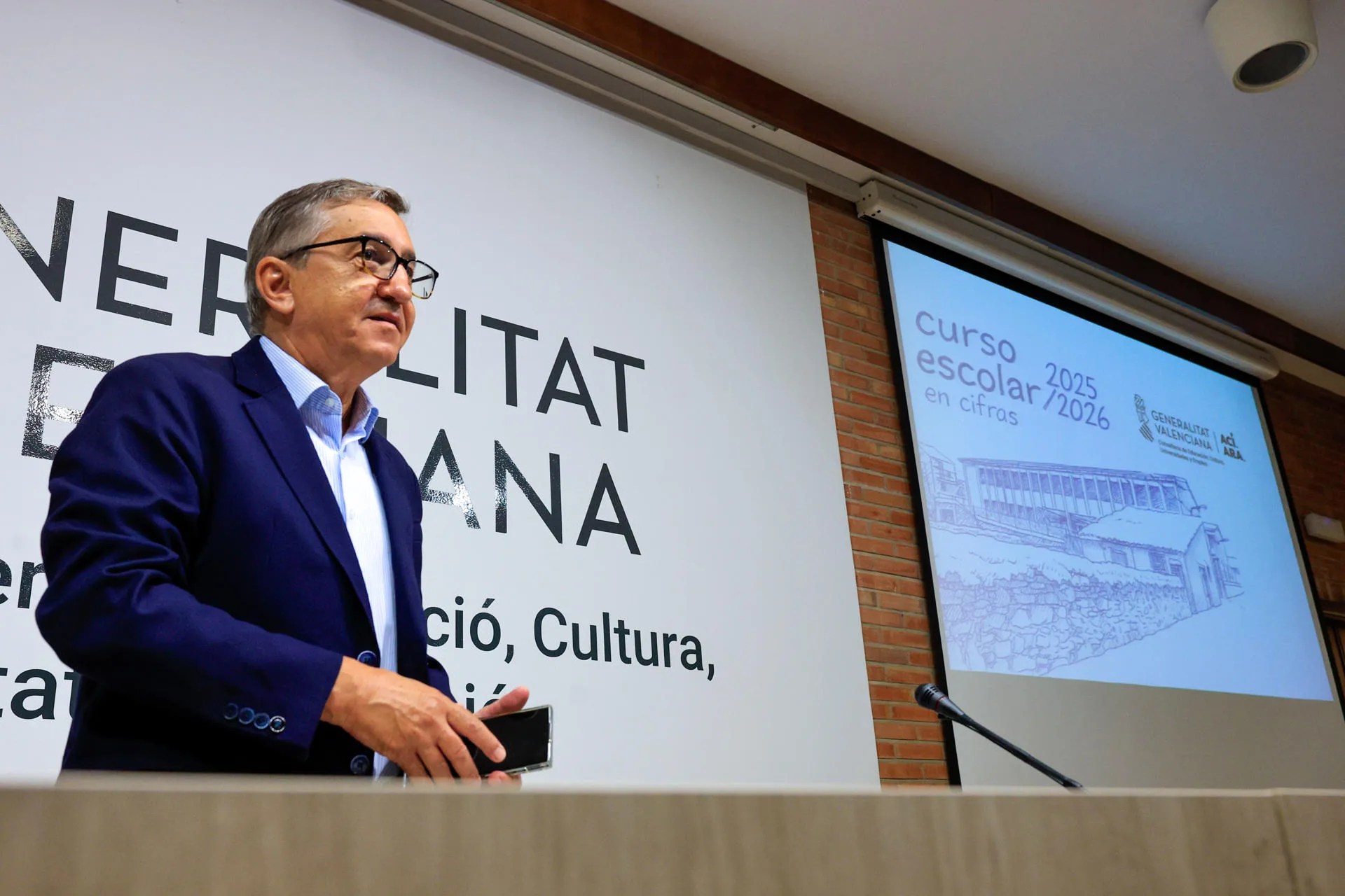 El conseller de Educación de la Comunitat Valenciana, José Antonio Rovira, durante la presentación del curso escolar 2025-2026 este jueves en València. EFE/ Kai Försterling
